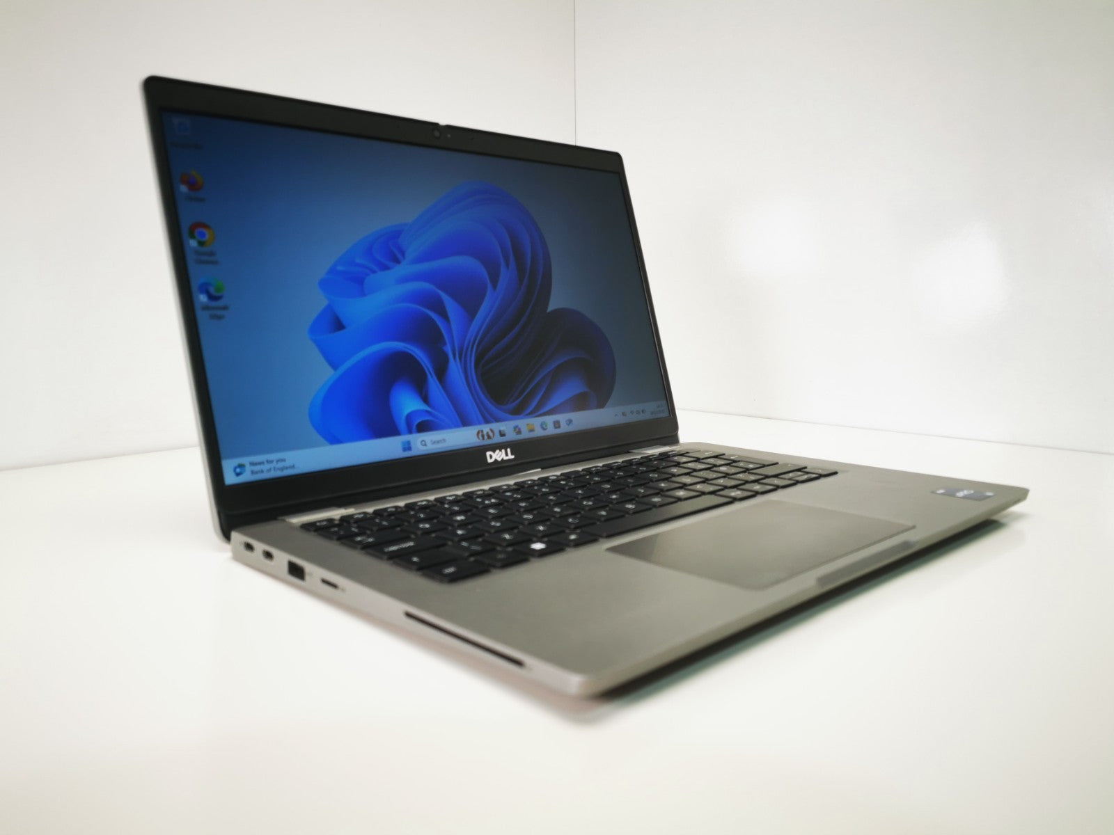 Dell Laptop Latitude 5330 13.3" i5-1245U 16GB RAM 256GB SSD Windows 11 Pro