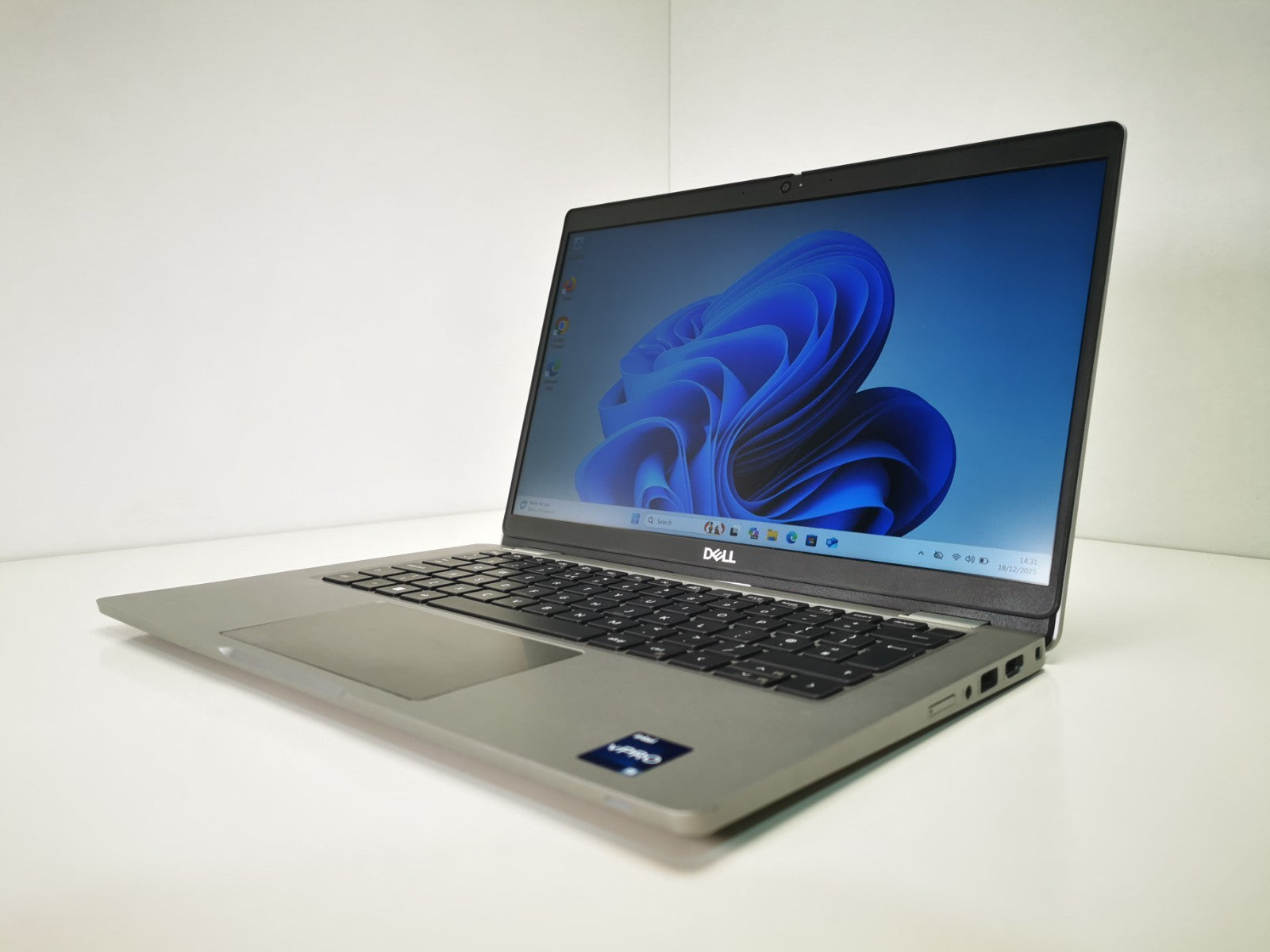 Dell Laptop Latitude 5330 13.3" i5-1245U 16GB RAM 256GB SSD Windows 11 Pro