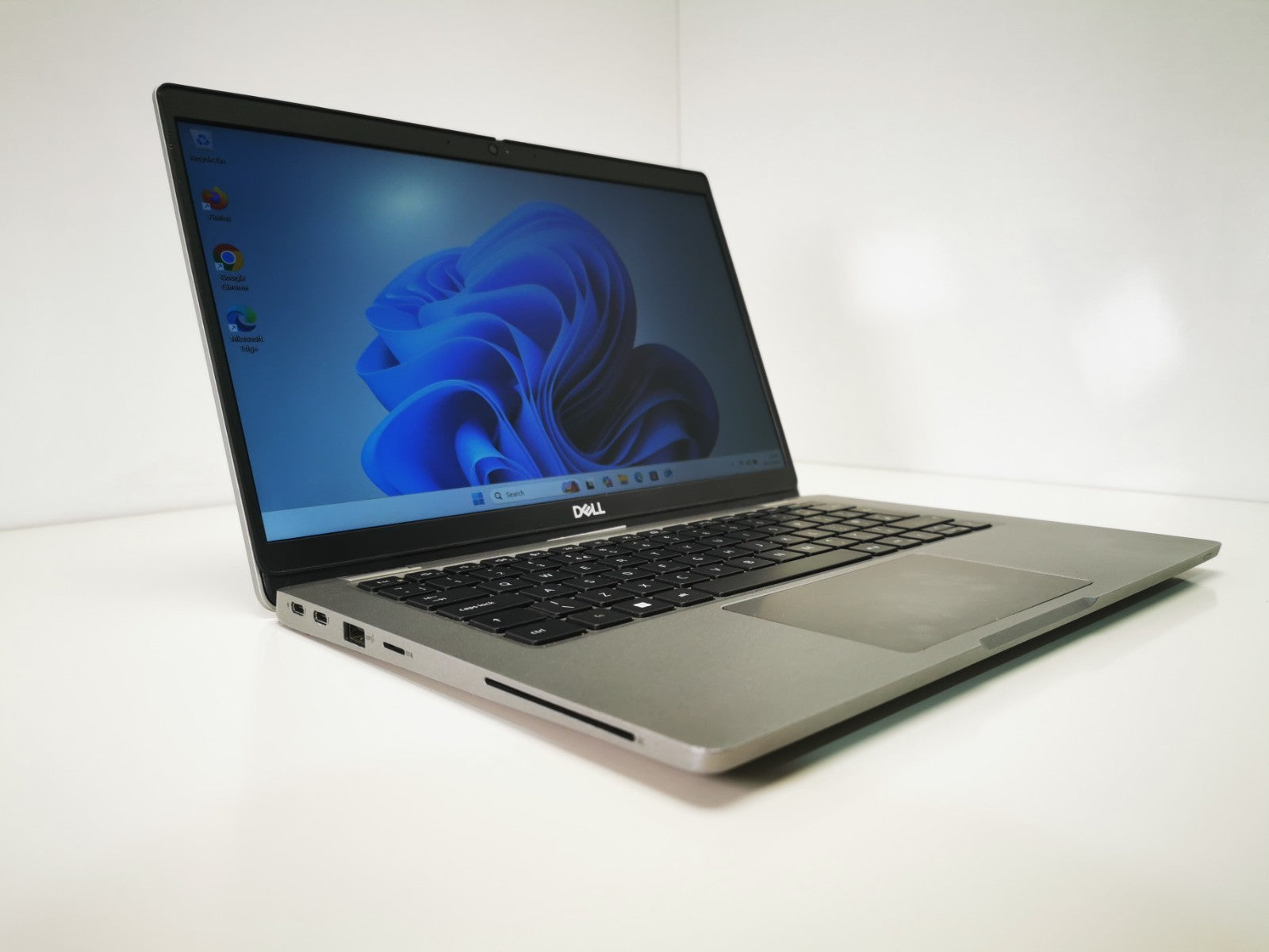 Dell Laptop Latitude 5330 13.3" i5-1245U 16GB RAM 256GB SSD Windows 11 Pro