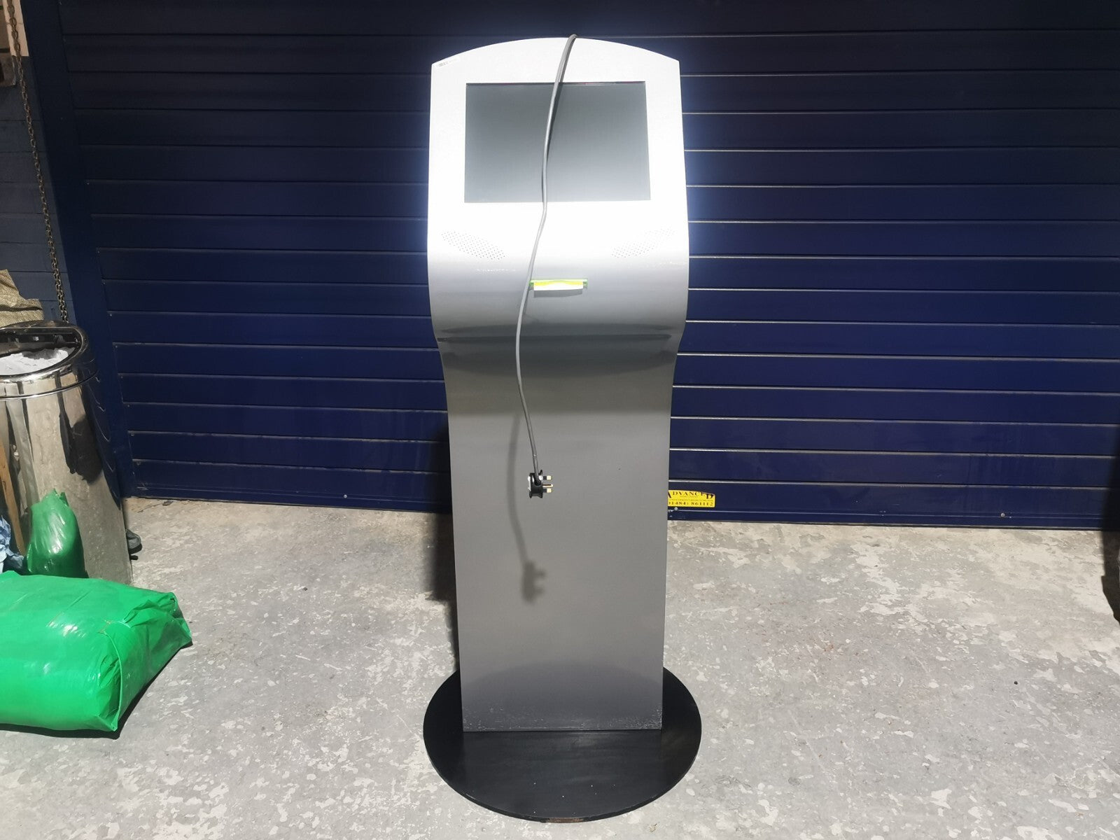 Floor-Standing Touchscreen PC Kiosk Terminal Windows 11 All-in-One Retail POS