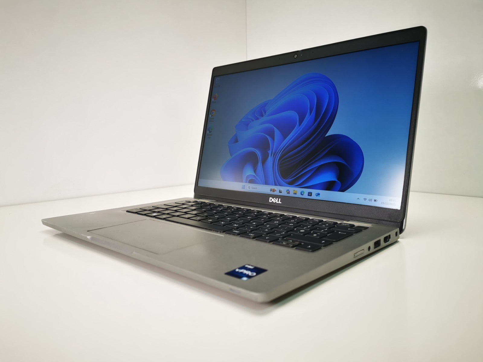 Dell Laptop Latitude 5330 13.3" i5-1245U 16GB RAM 256GB SSD Windows 11 Pro