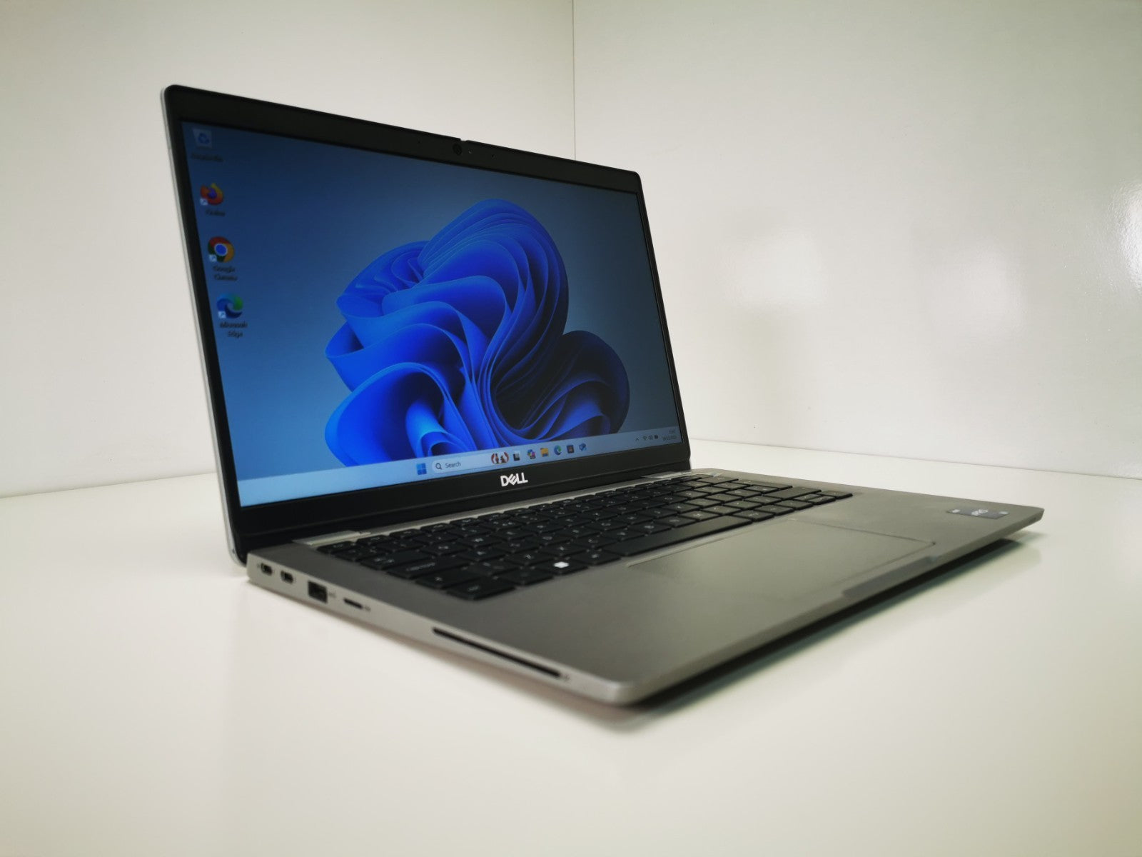 Dell Laptop Latitude 5330 13.3" i5-1245U 16GB RAM 256GB SSD Windows 11 Pro