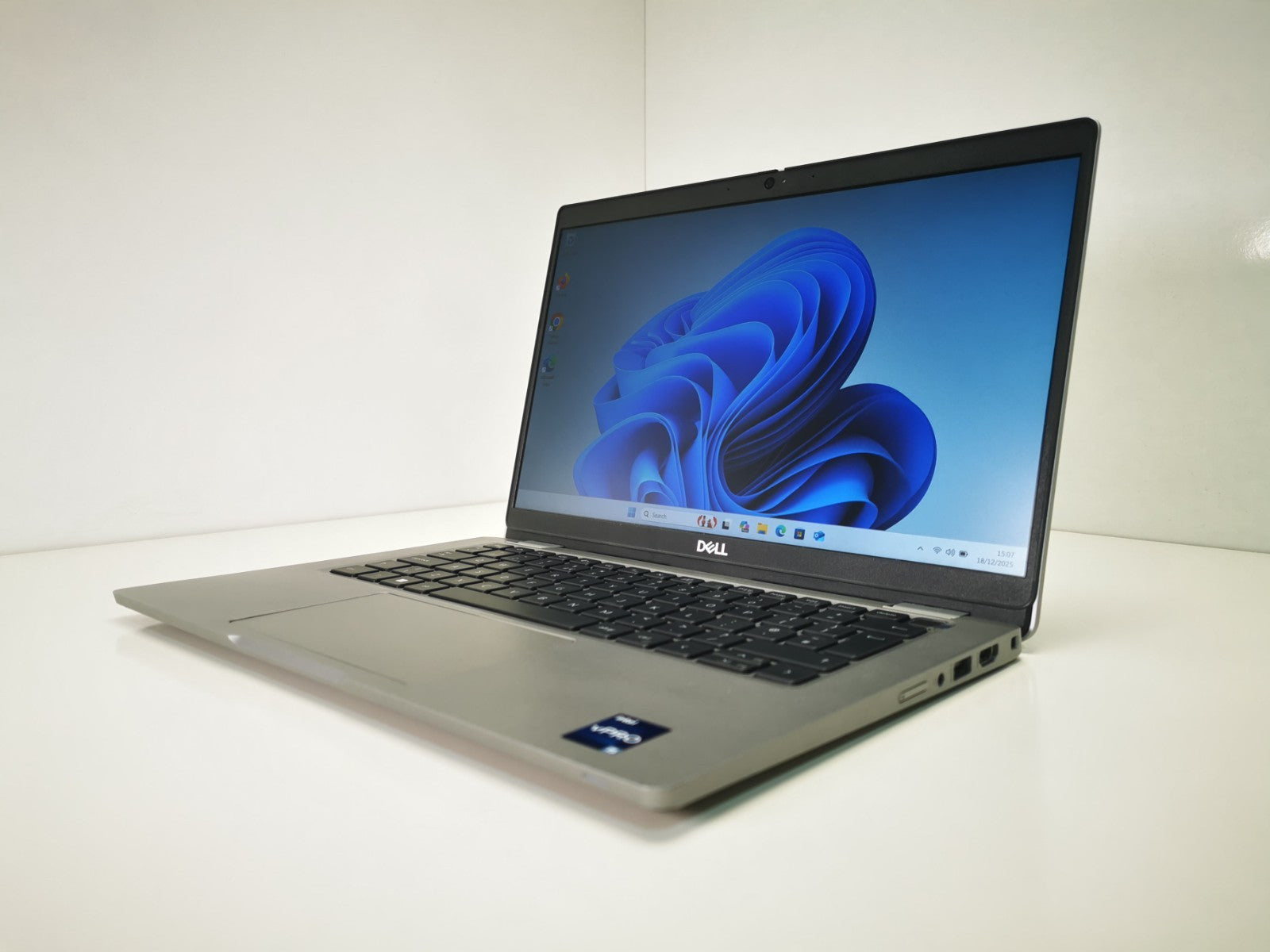Dell Laptop Latitude 5330 13.3" i5-1245U 16GB RAM 256GB SSD Windows 11 Pro