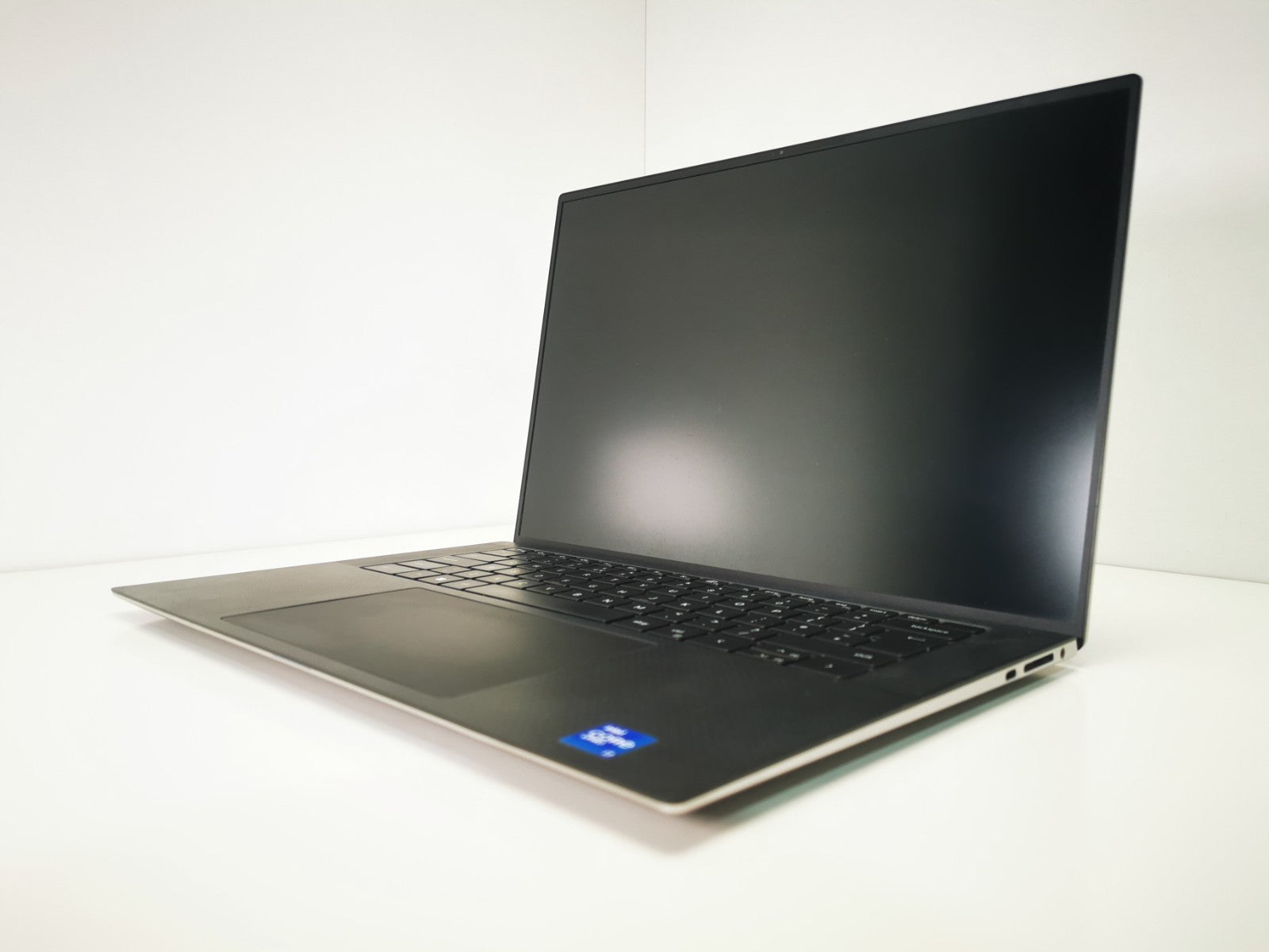Dell Precision 5560  i7-11th/16GB/512GB RTX A2000 15.6" - DEFECTS Read DESC