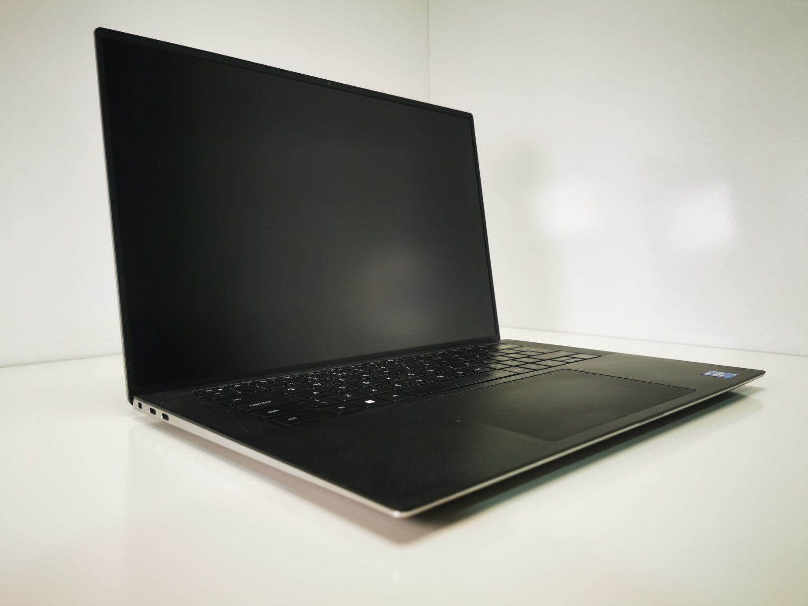 Dell Precision 5560  i7-11th/16GB/512GB RTX A2000 15.6" - DEFECTS Read DESC
