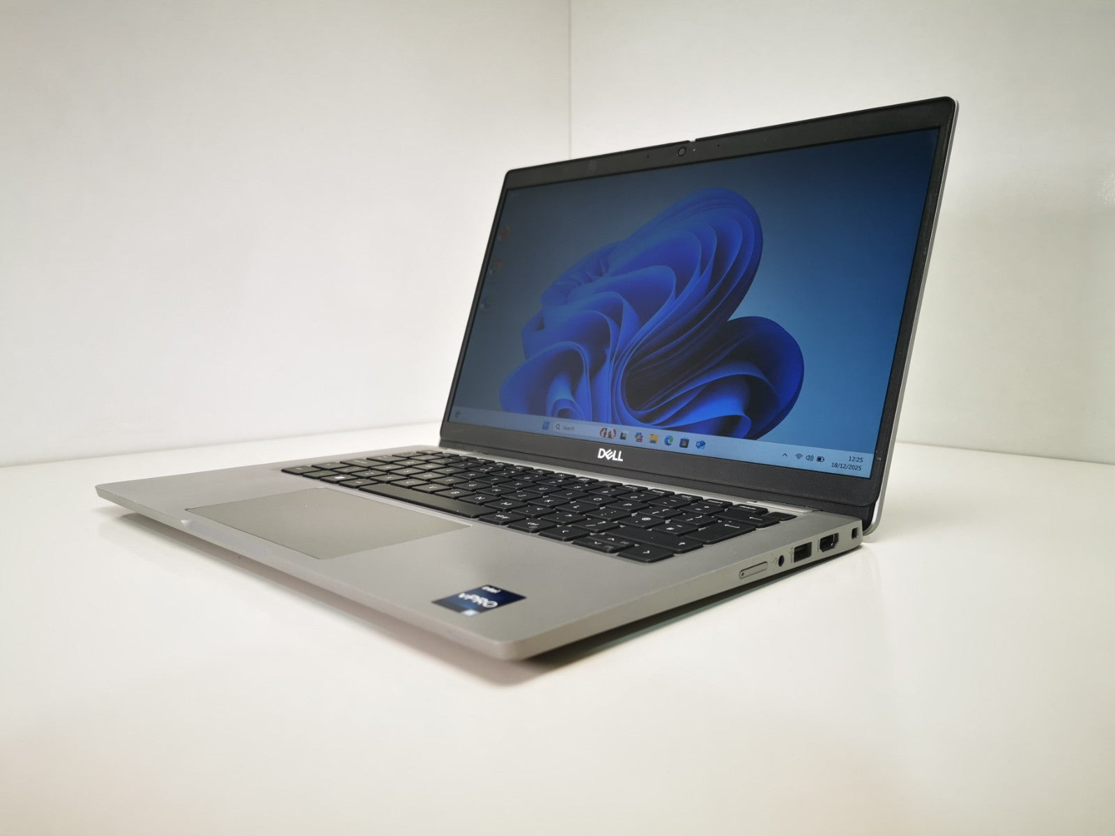 Dell Laptop Latitude 5330 13.3" i5-1245U 16GB RAM 256GB SSD Windows 11 Pro
