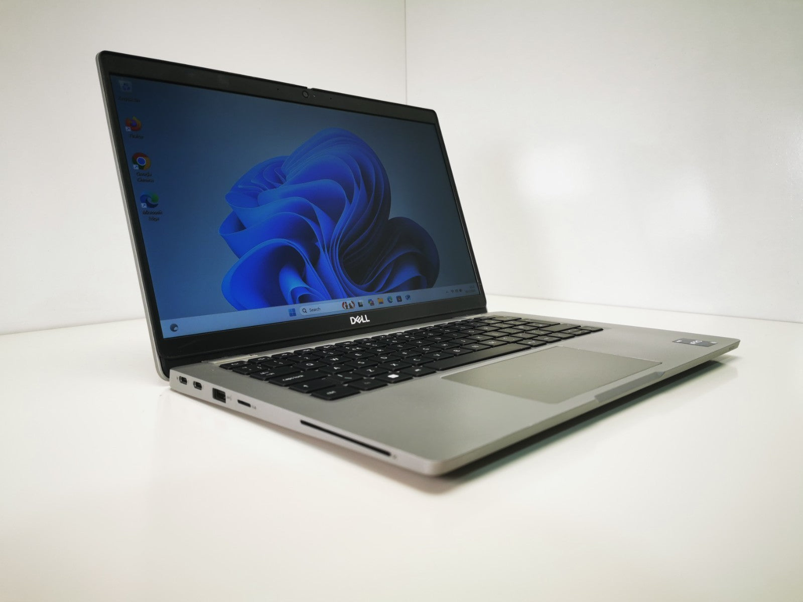 Dell Laptop Latitude 5330 13.3" i5-1245U 16GB RAM 256GB SSD Windows 11 Pro