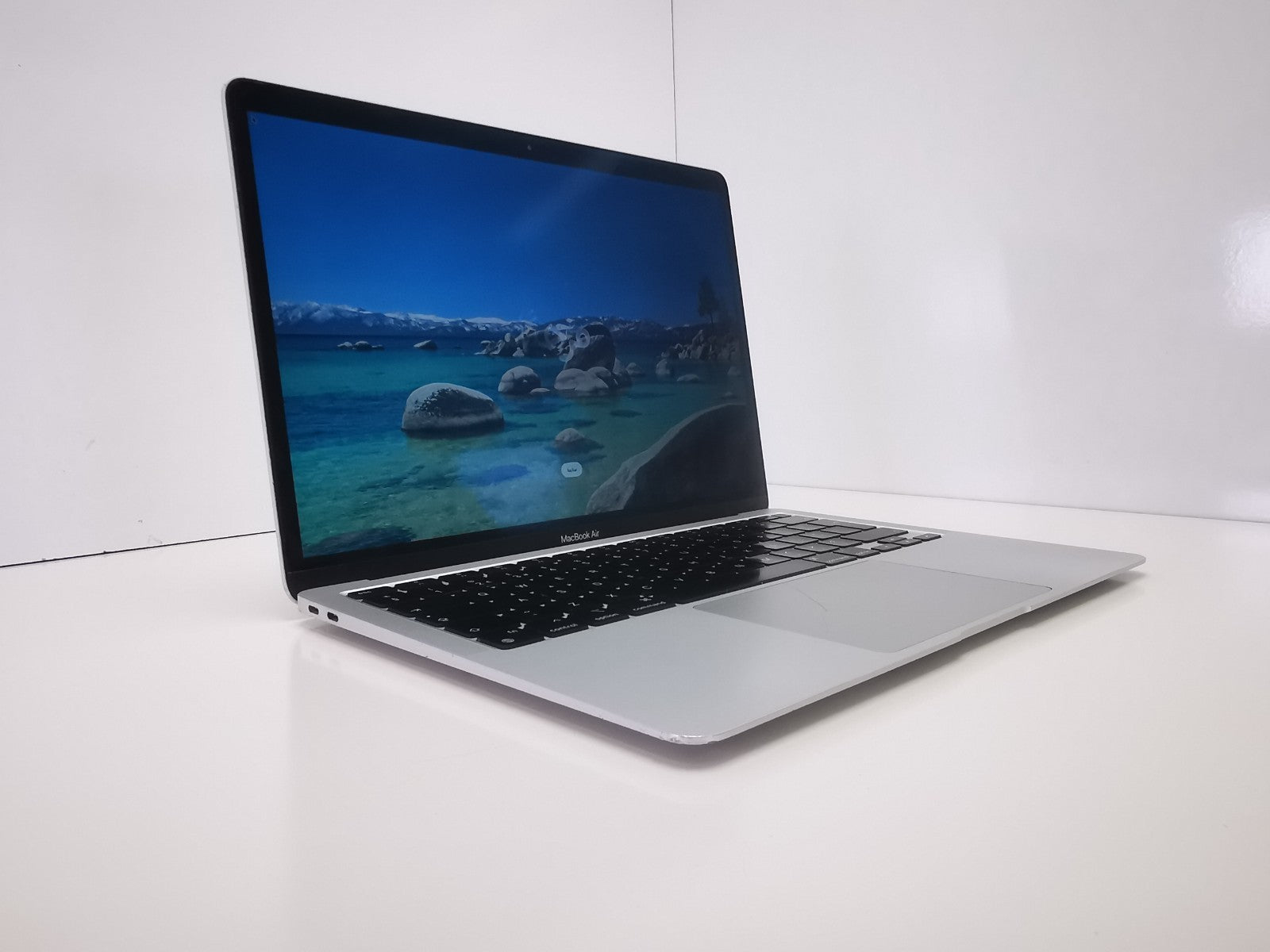 Apple MacBook Air 2020 (A2337) 13.3" - Apple M1/8GB RAM/256GB SSD/MacOS Tahoe