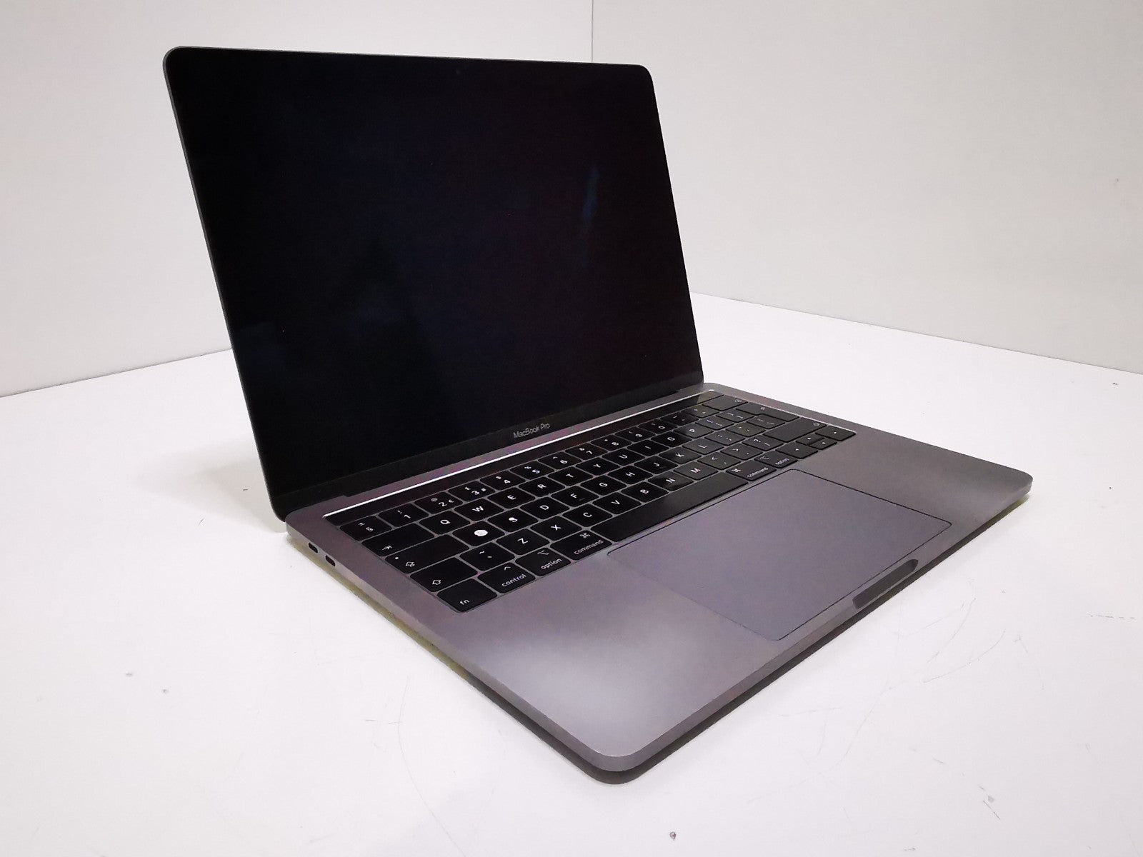 13-inch Apple MacBook Pro 2.4GHz i5 16GB RAM 256GB SSD A1989 2019 - Battery Poor