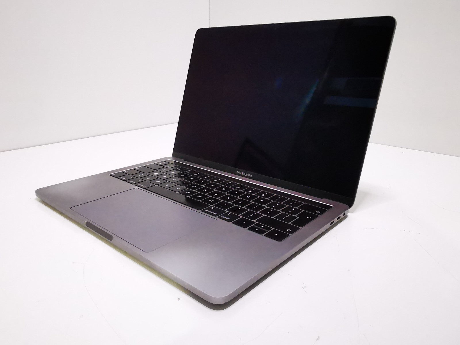 13-inch Apple MacBook Pro 2.4GHz i5 16GB RAM 256GB SSD A1989 2019 - Battery Poor