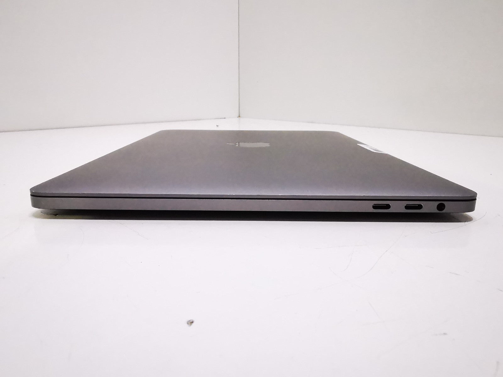 13-inch Apple MacBook Pro 2.4GHz i5 16GB RAM 256GB SSD A1989 2019 - Battery Poor