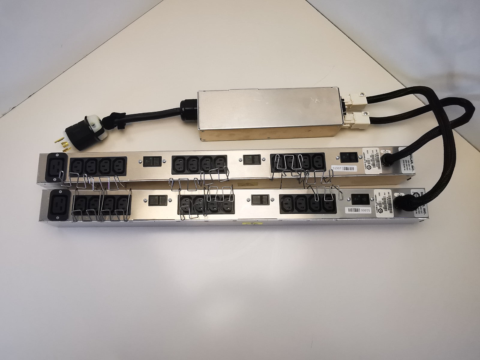 2x 100-885-137 EMC 24A 5060HZ 200-240 VAC HH PDU / 1x EMC Simclar 100-885-138