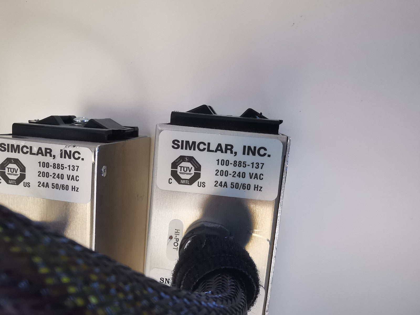 2x 100-885-137 EMC 24A 5060HZ 200-240 VAC HH PDU / 1x EMC Simclar 100-885-138