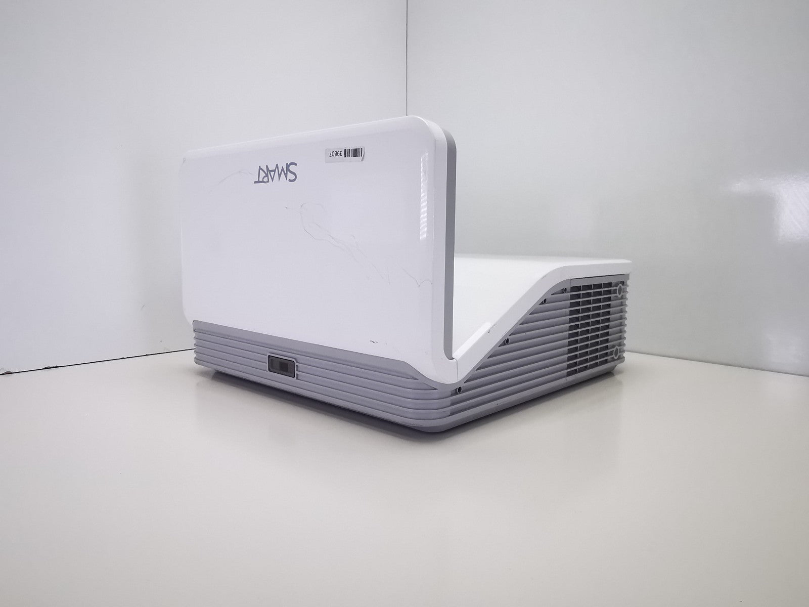 Smart UF70 Short Throw Projector - 507 Lamp Hours -  Remote Included