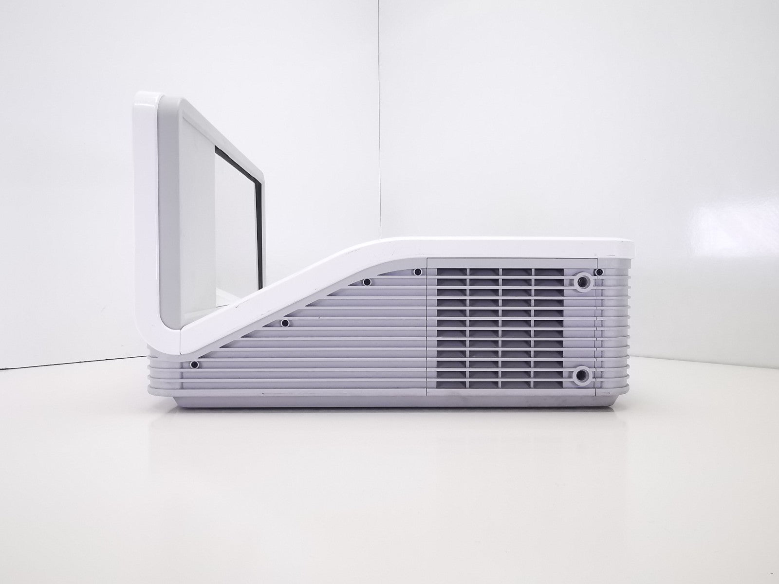 Smart UF70 Short Throw Projector - 507 Lamp Hours -  Remote Included
