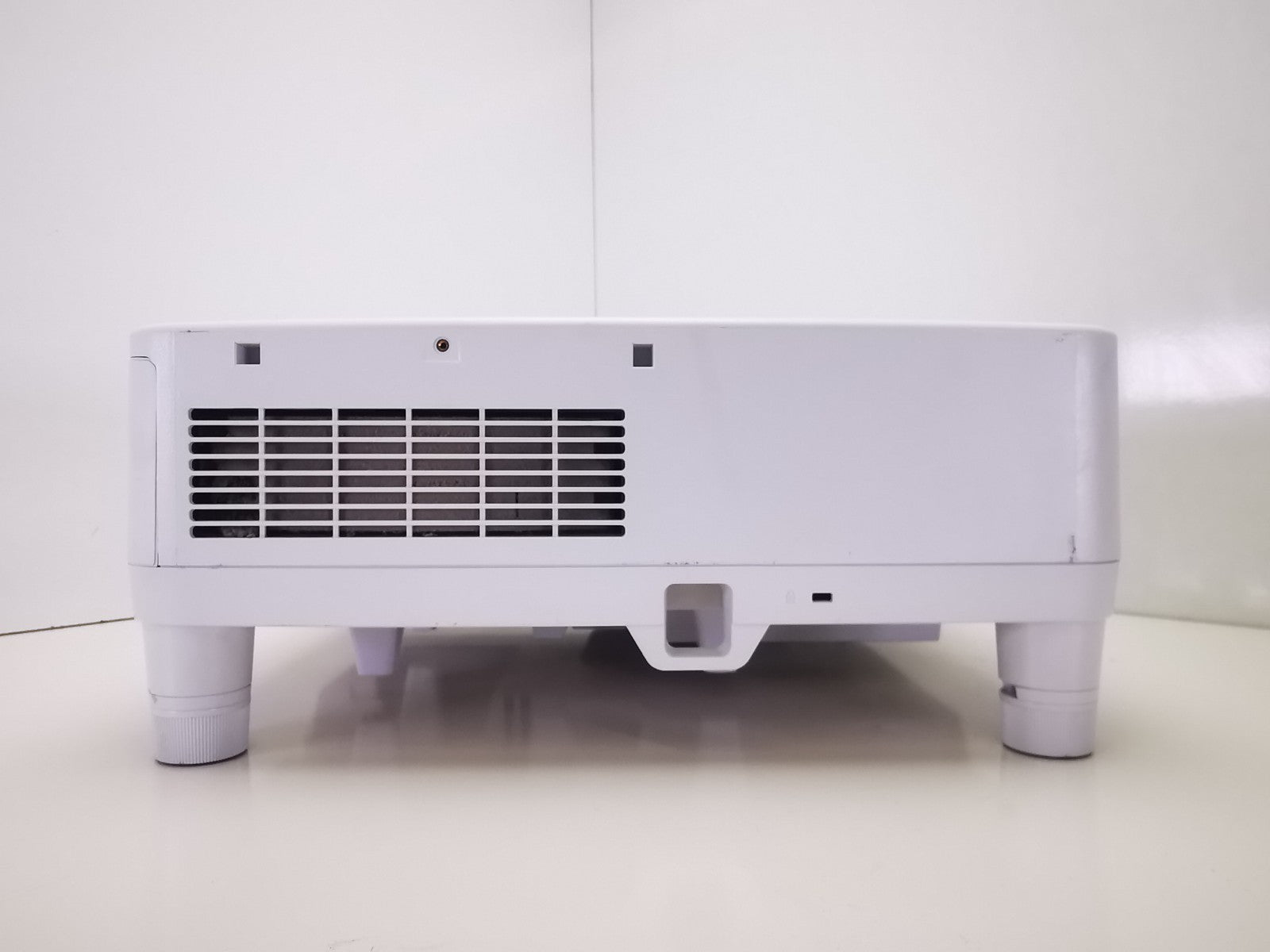NEC UM280X Short Throw Projector - 3925 Lamp Hours - HDMI/VGA