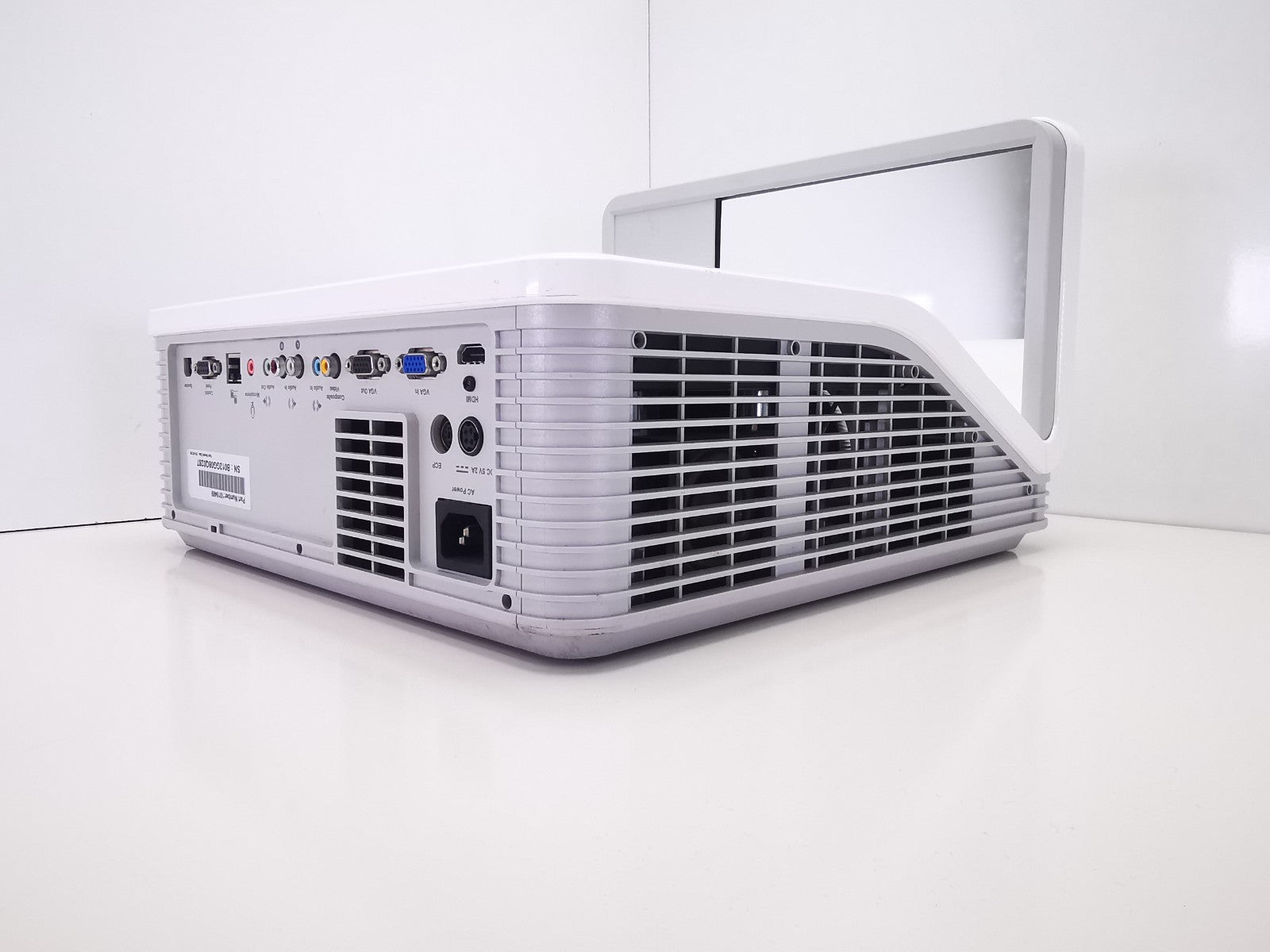 Smart UF70 Short Throw Projector - 507 Lamp Hours -  Remote Included