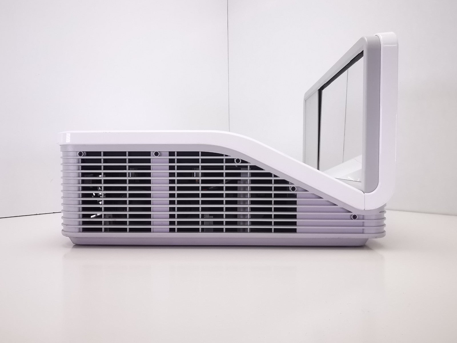 Smart UF70 Short Throw Projector - 507 Lamp Hours -  Remote Included