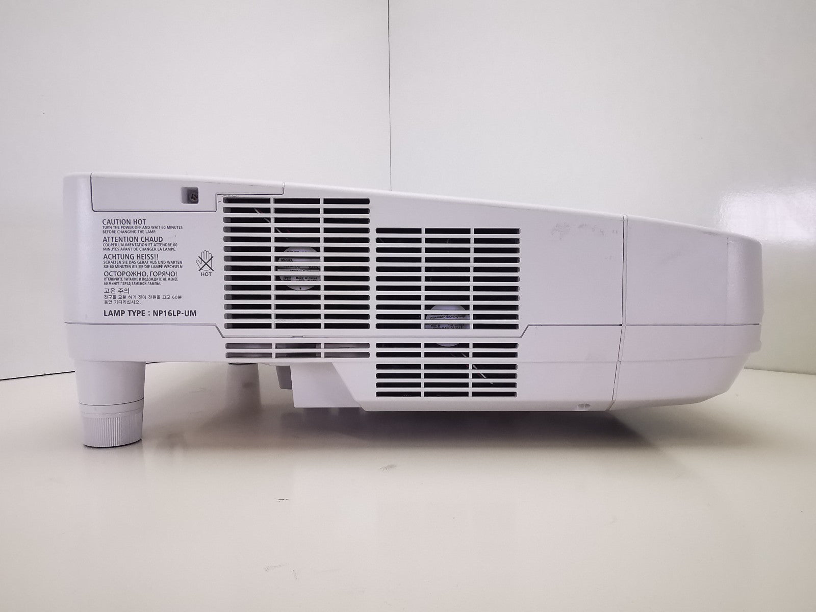 NEC UM280X Short Throw Projector - 3925 Lamp Hours - HDMI/VGA
