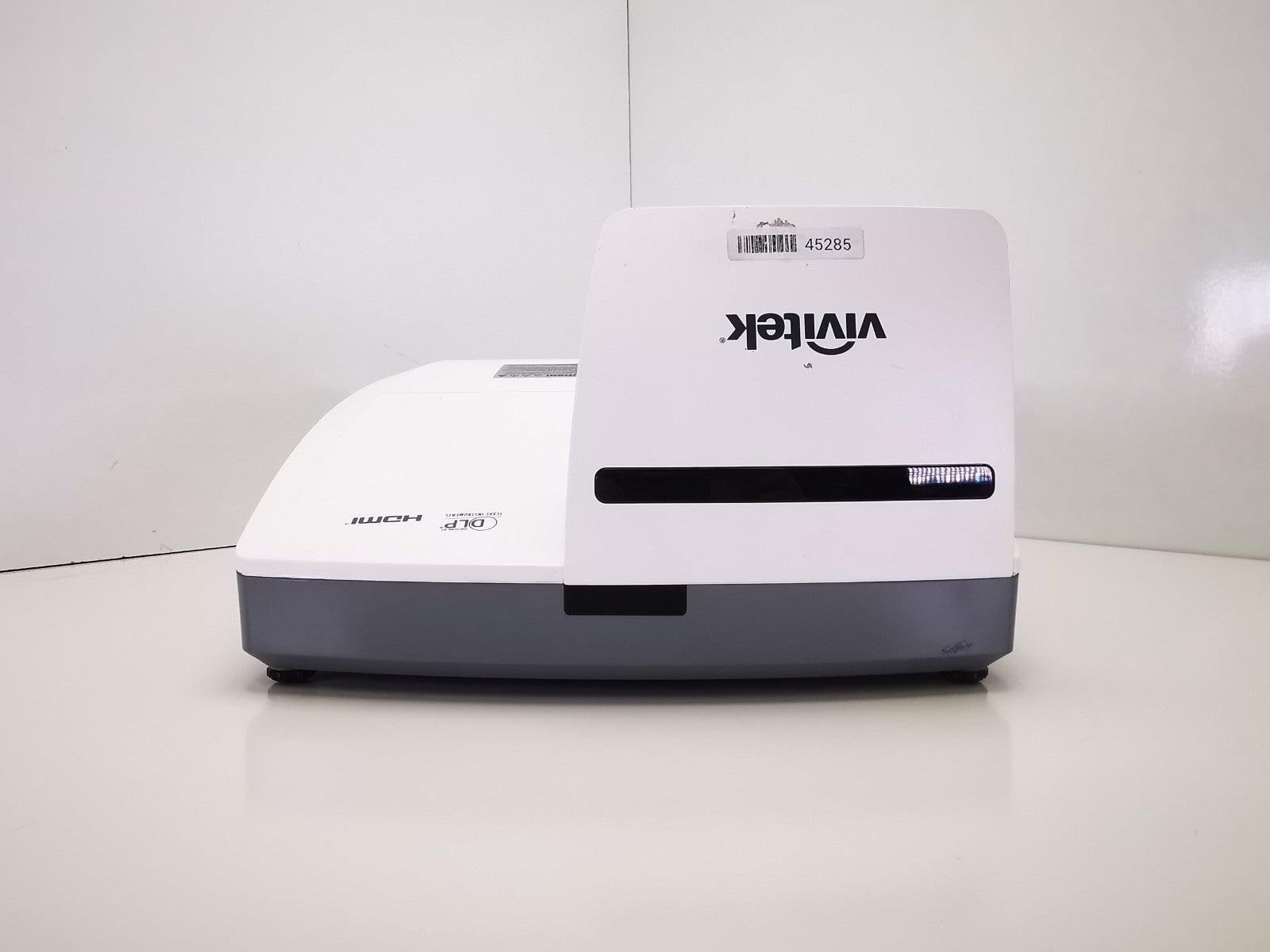 Vivitek DW770UST DLP Ultra Short Throw Projector - 3103 Lamp Hours