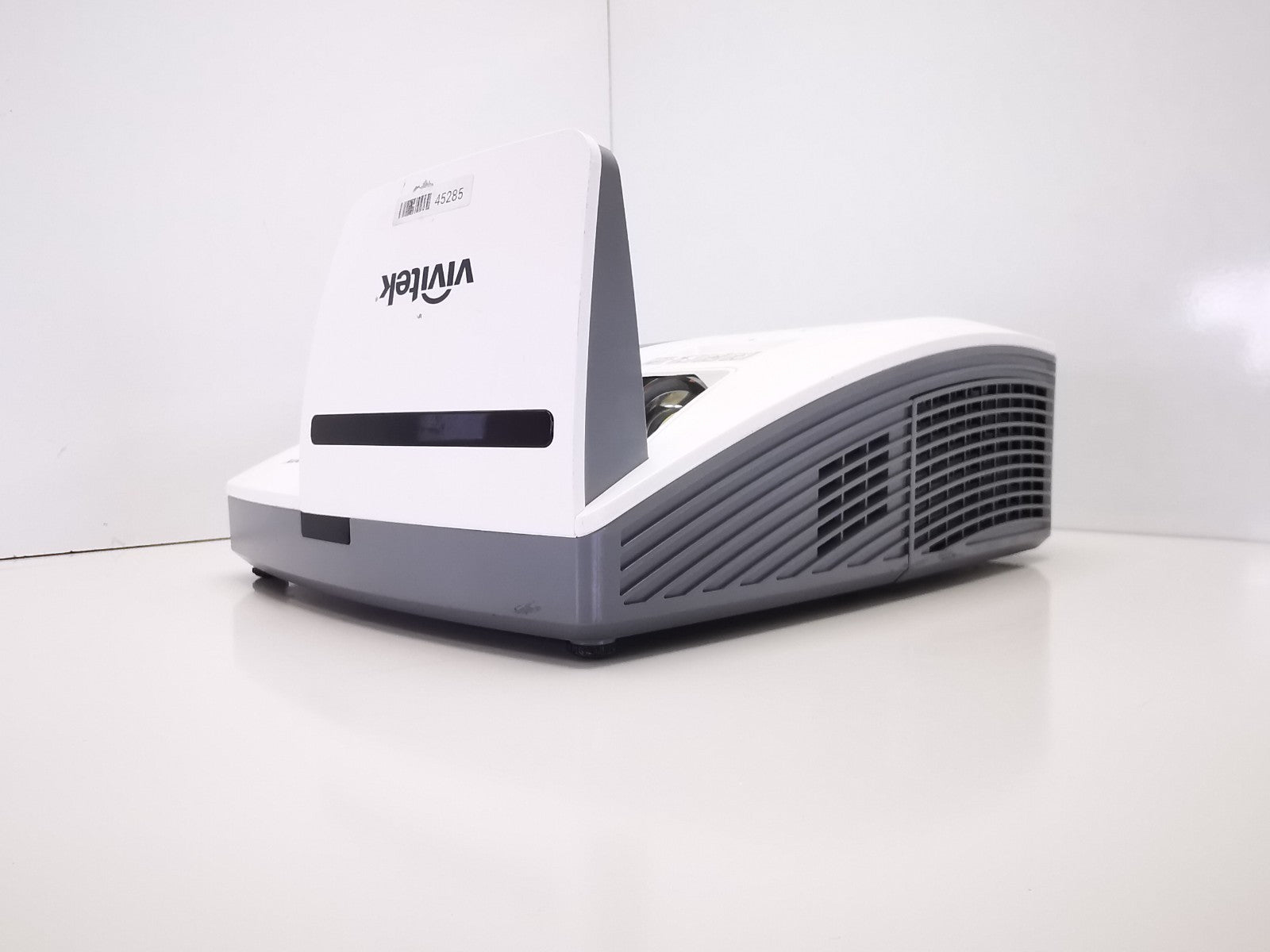 Vivitek DW770UST DLP Ultra Short Throw Projector - 3103 Lamp Hours