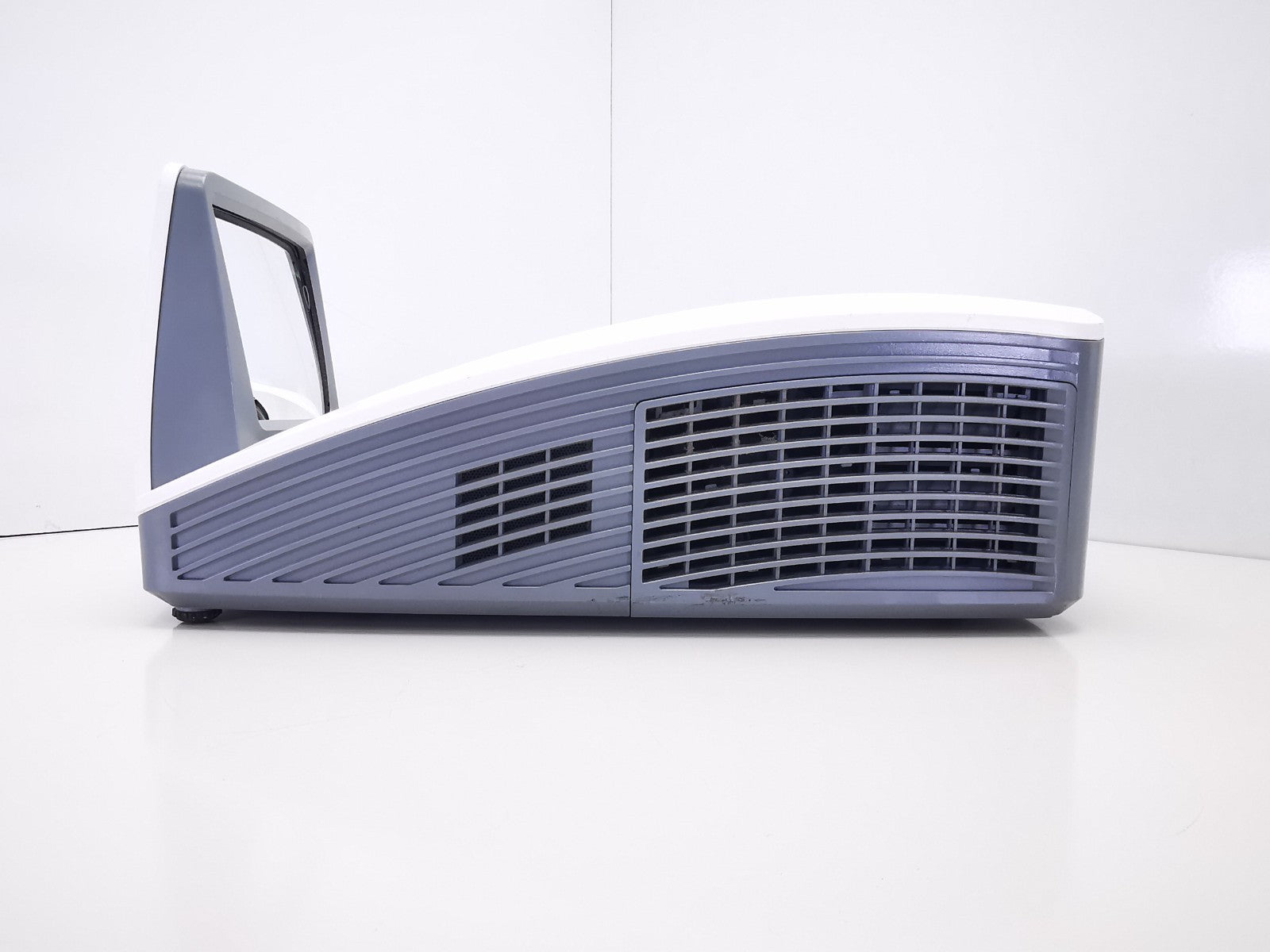 Vivitek DW770UST DLP Ultra Short Throw Projector - 3103 Lamp Hours