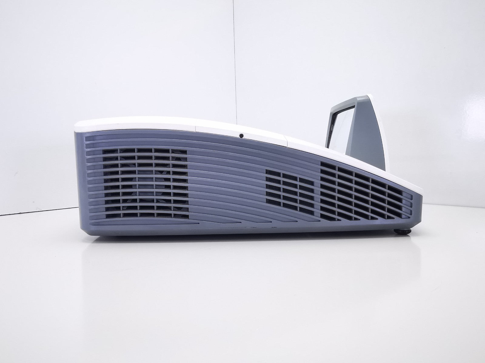 Vivitek DW770UST DLP Ultra Short Throw Projector - 3103 Lamp Hours