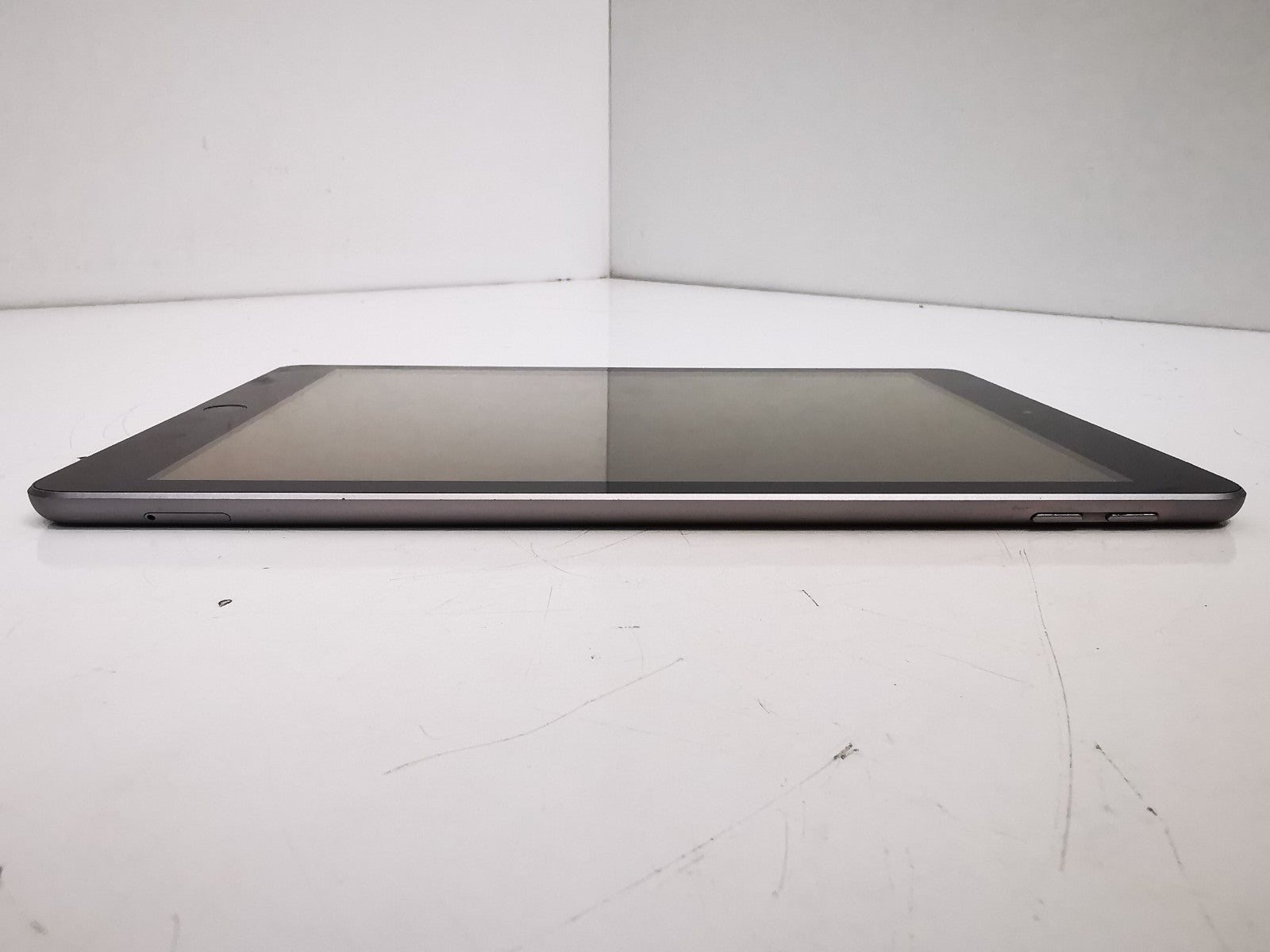 Apple iPad 5th Gen (A1823) - 9.7"/Grey/32GB/iPadOS 16.7/WiFi - Grade A