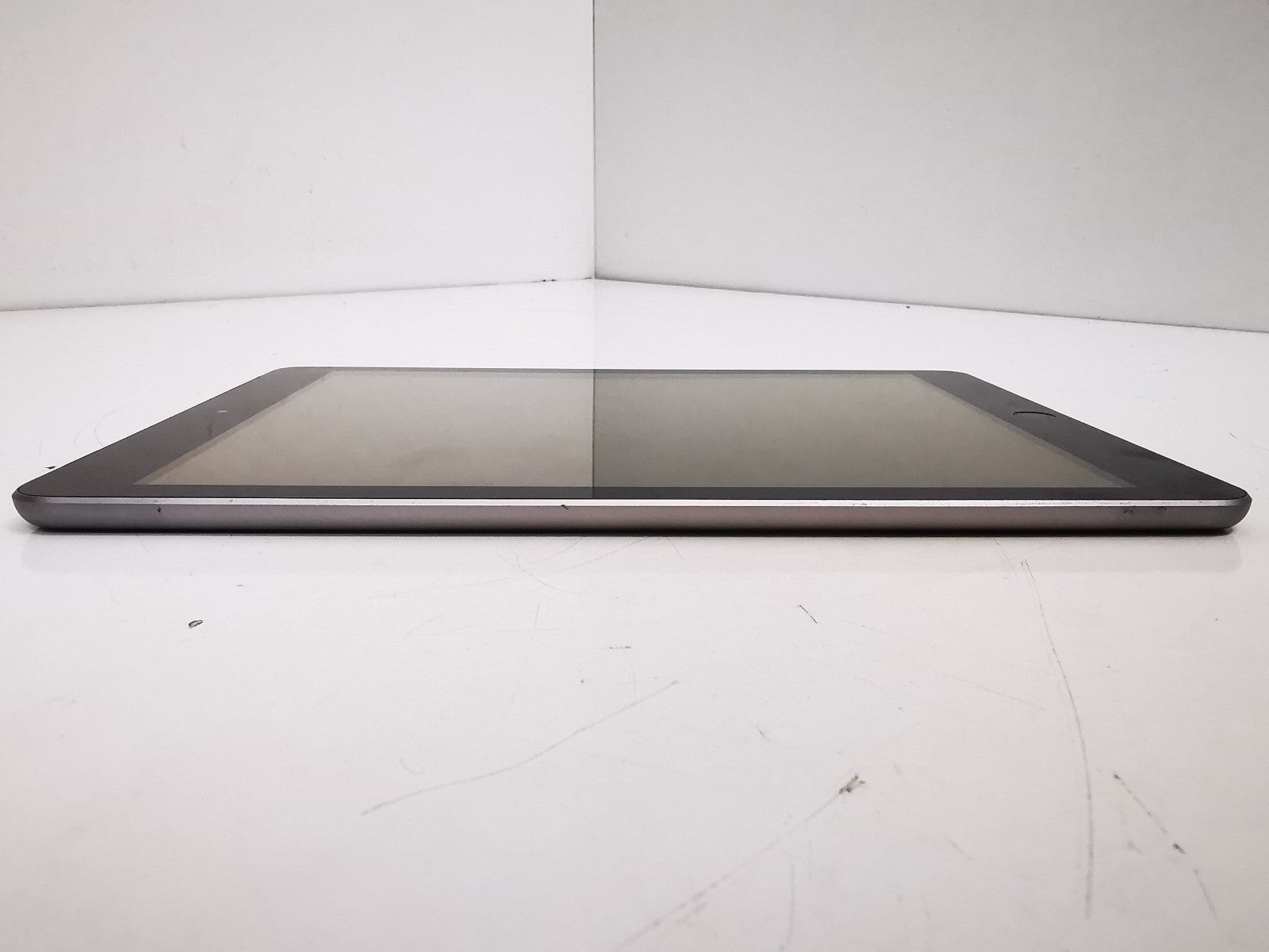 Apple iPad 5th Gen (A1823) - 9.7"/Grey/32GB/iPadOS 16.7/WiFi - Grade A