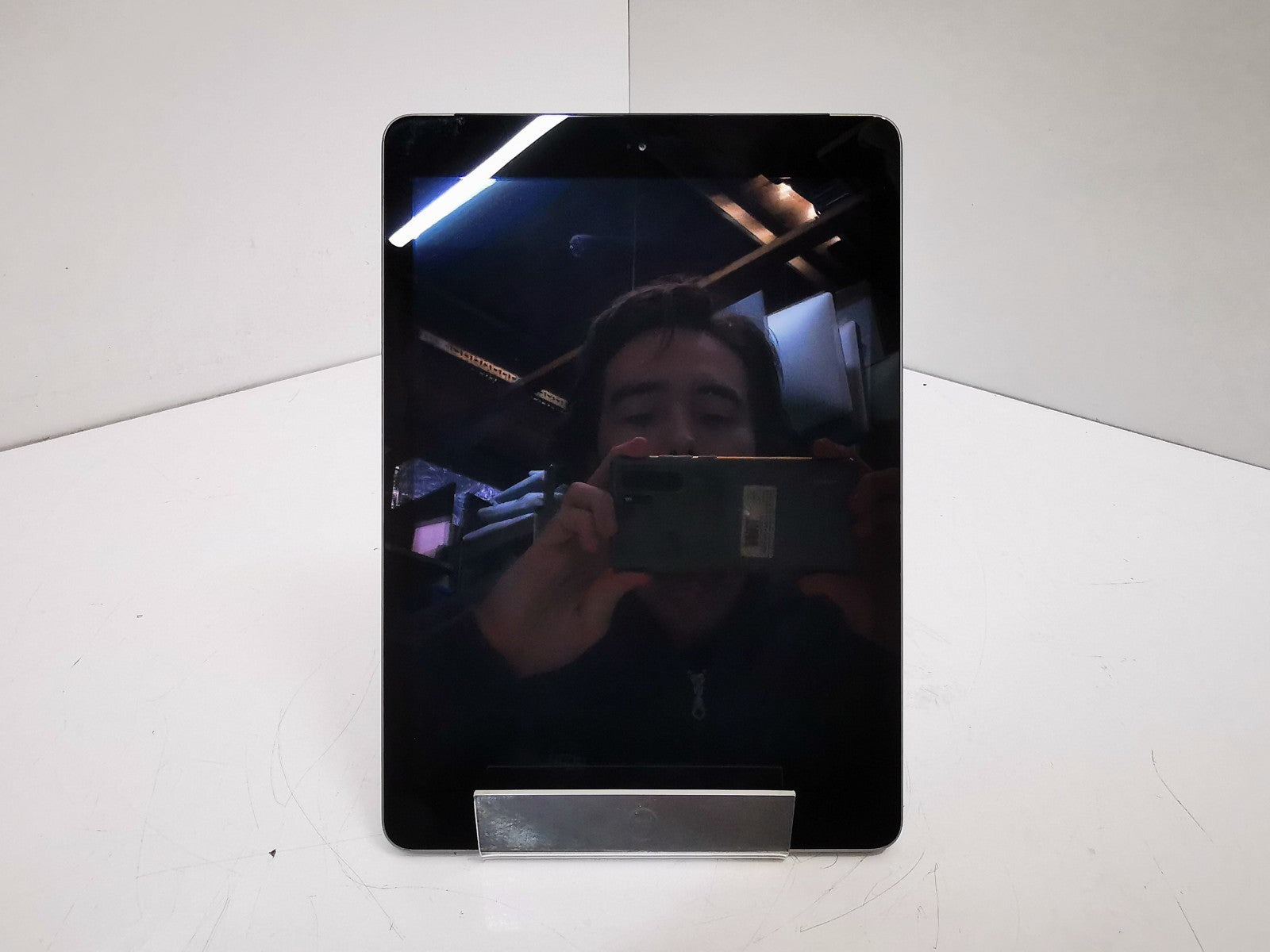 Apple iPad 5th Gen (A1823) - 9.7"/Grey/32GB/iPadOS 16.7/WiFi+Cellular - DEFECTS