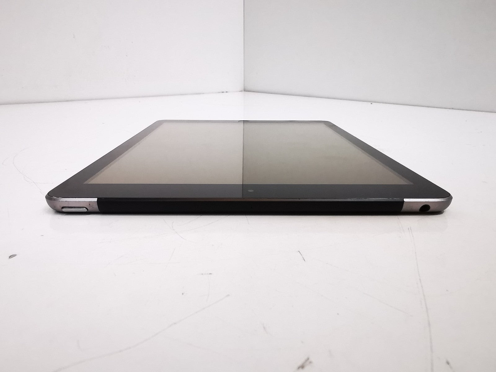 Apple iPad 5th Gen (A1823) - 9.7"/Grey/32GB/iPadOS 16.7/WiFi+Cellular - DEFECTS