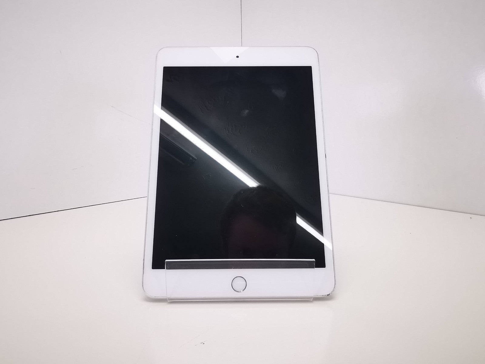 Apple iPad Mini 3rd Gen (A1599) - Silver/7.9"/64GB/iPadOS 12/WiFi - DEFECTS