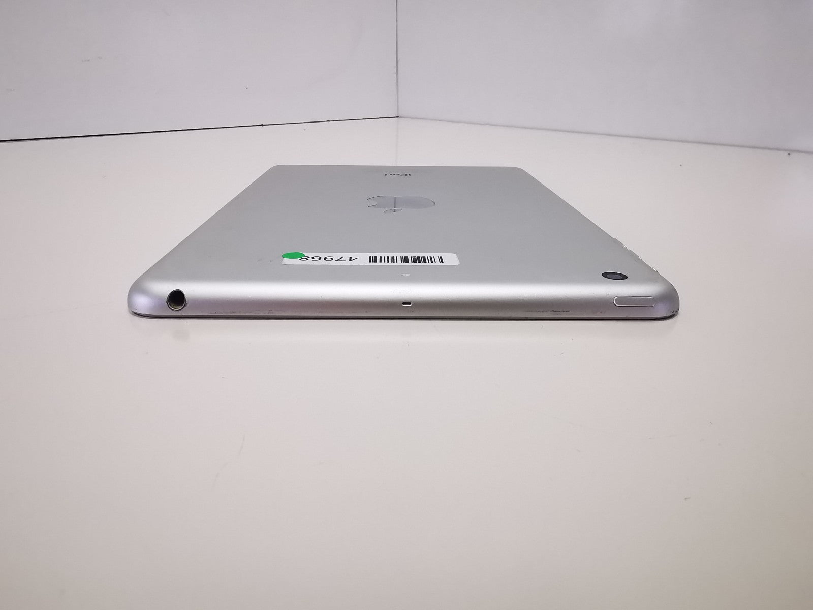 Apple iPad Mini 3rd Gen (A1599) - Silver/7.9"/64GB/iPadOS 12/WiFi - DEFECTS