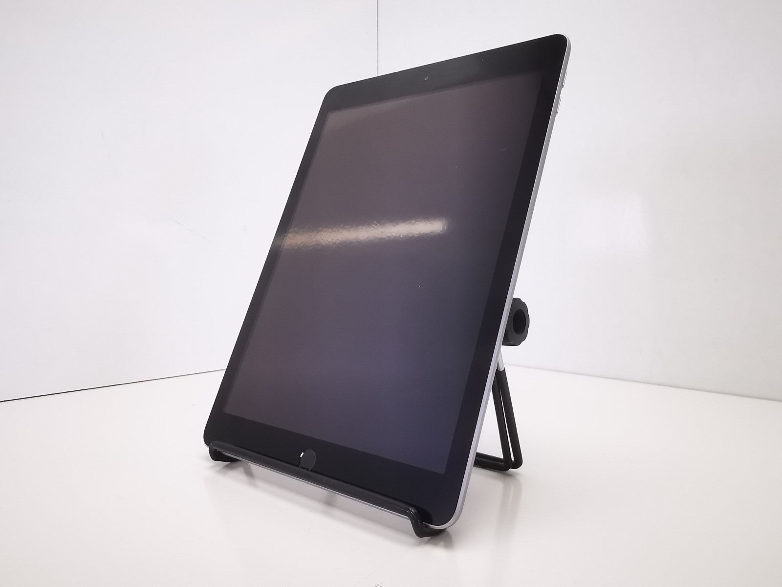 Apple iPad 5th Gen (A1823) - 9.7"/Grey/128GB/iPadOS 16.7/WiFi - Grade A