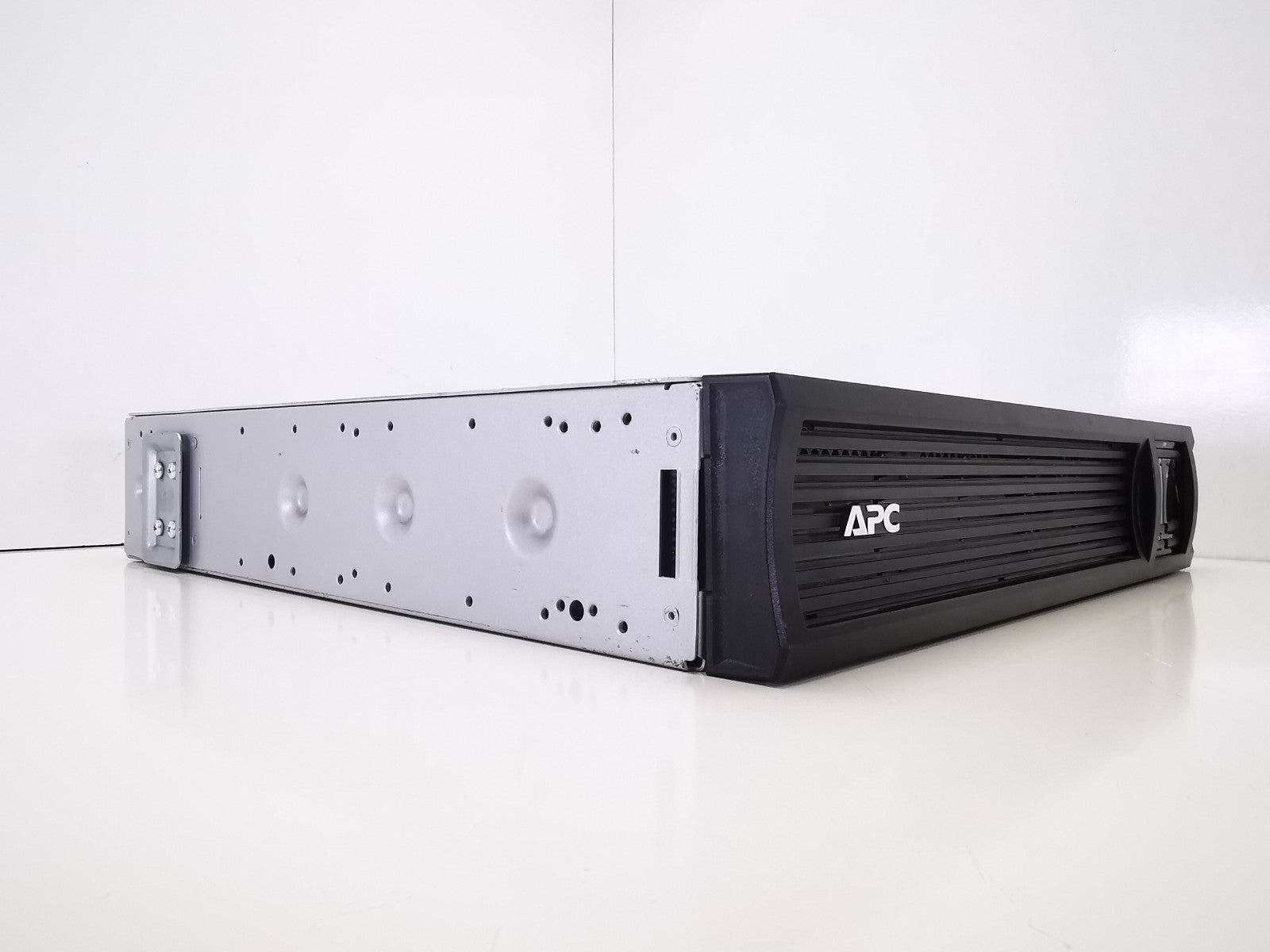APC SMT1000RMI2UC Rackmountable UPS - Batteries included