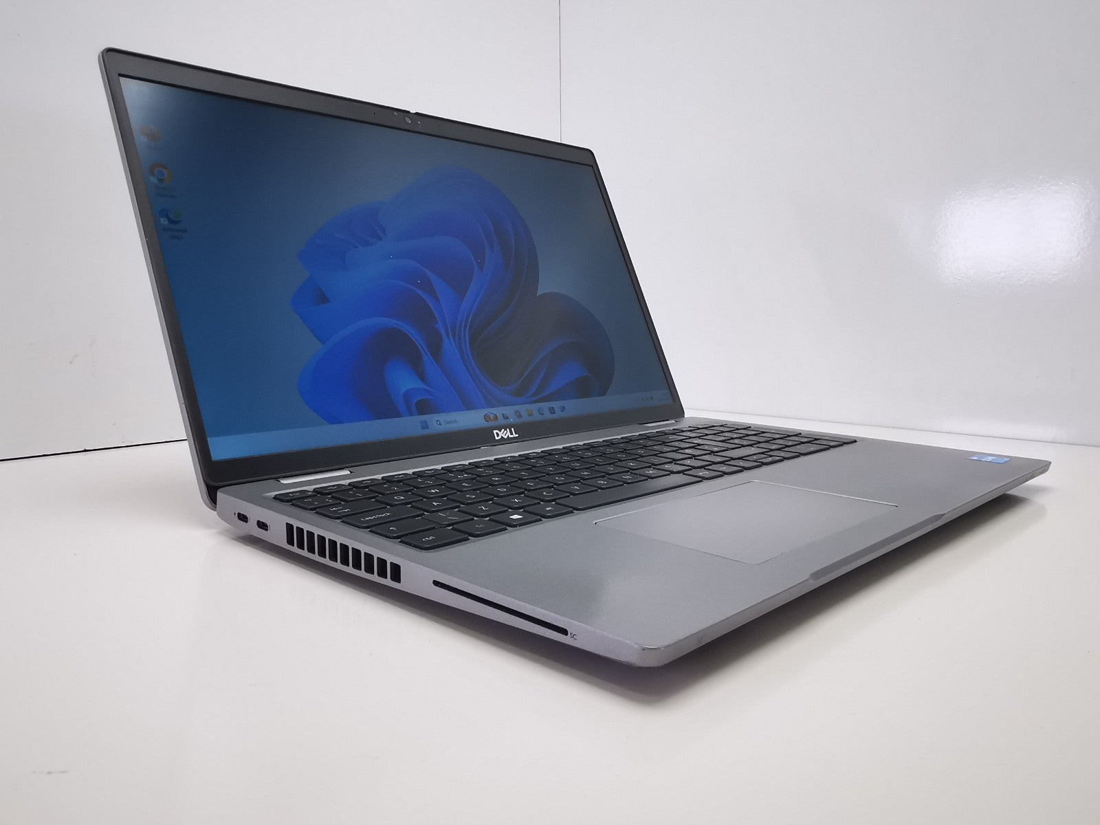 Dell Latitude 5520 15.6" Laptop - 11th Gen i5/8GB RAM/256GB SSD/Windows 11 Pro