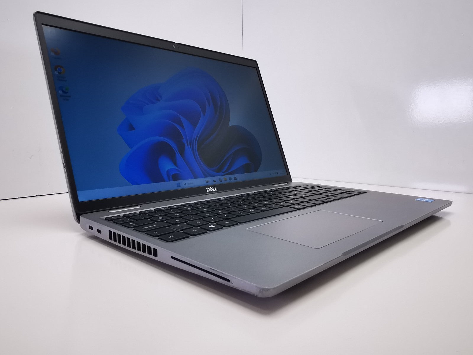 Dell Latitude 5520 15.6" Laptop - 11th Gen i5/8GB RAM/256GB SSD/Windows 11 Pro