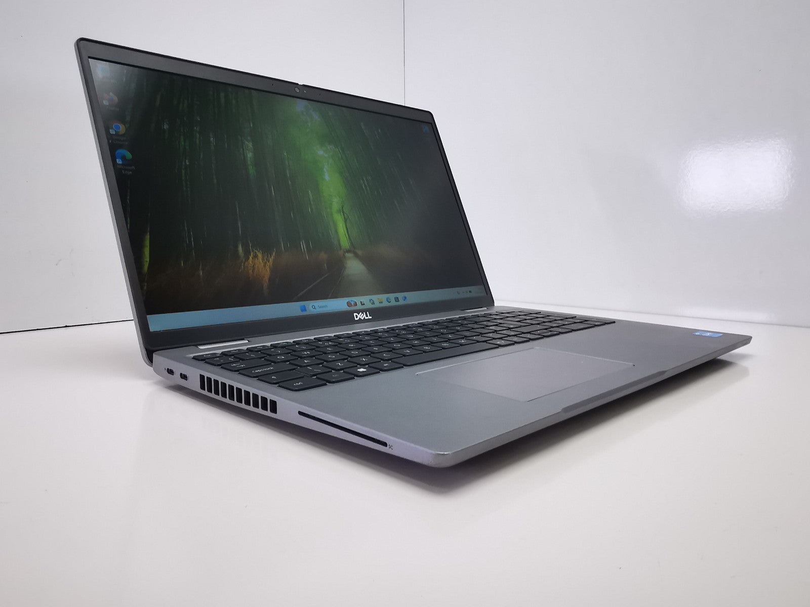 Dell Latitude 5520 15.6" Laptop - 11th Gen i5/8GB RAM/256GB SSD/Windows 11 Pro