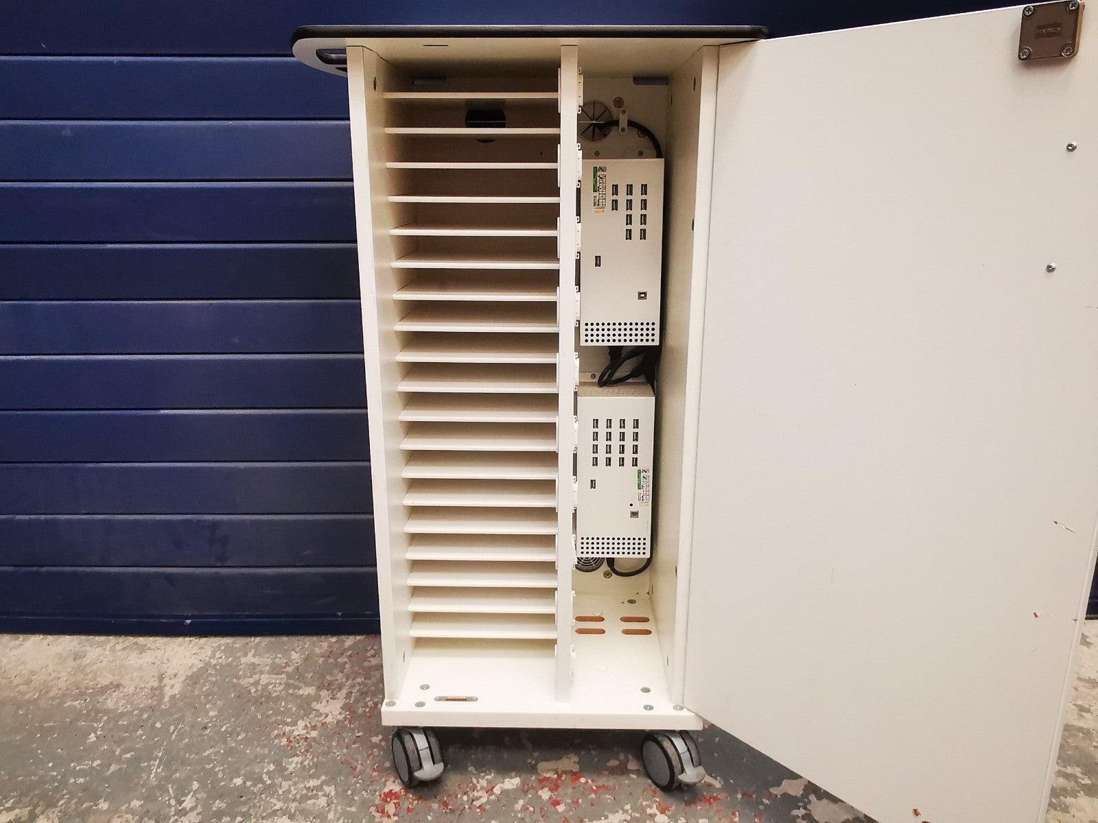 Storage Secure 20 Bay Tablet iPad Charging Station Storage Cabinet Trolley