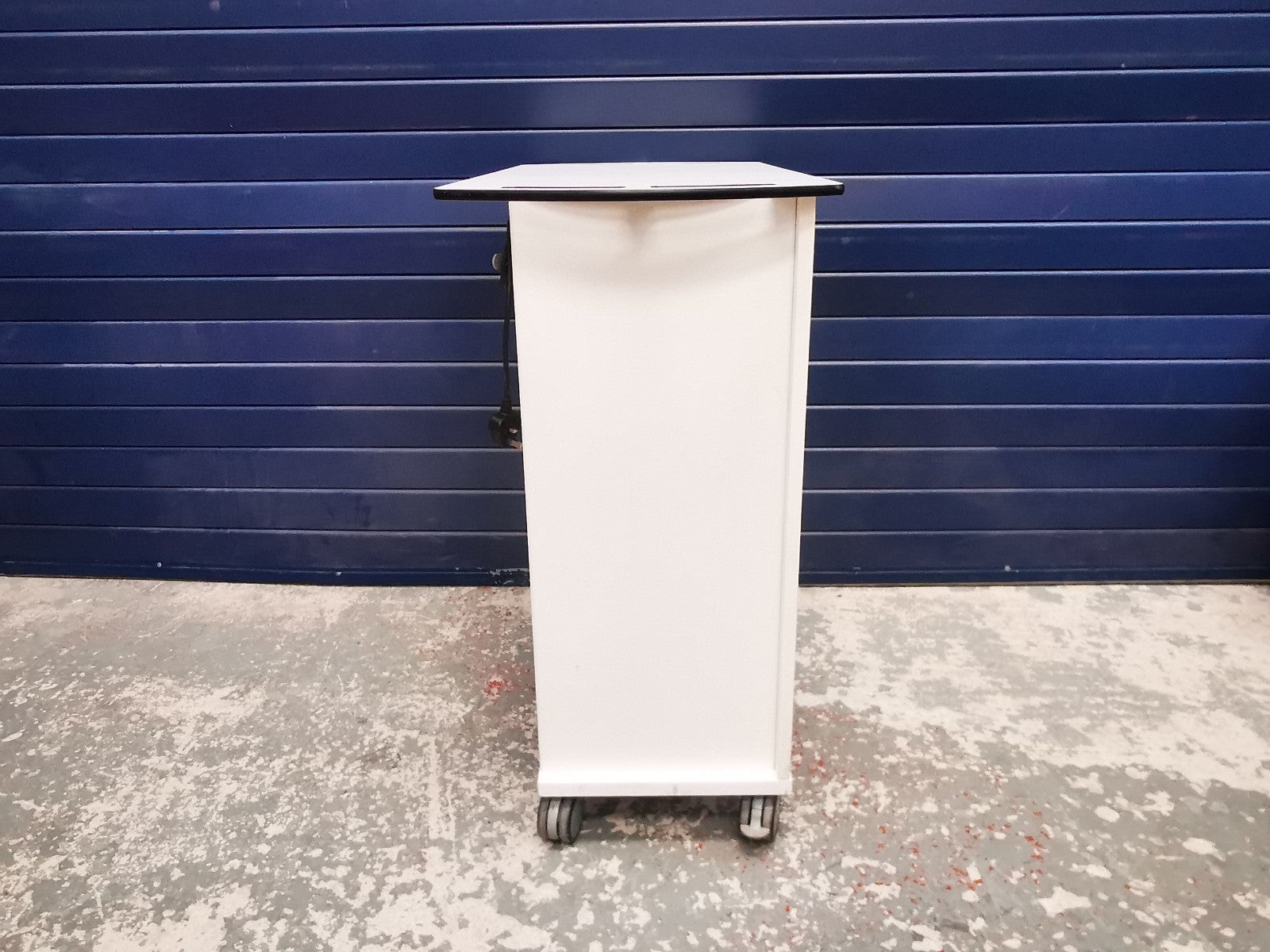 Storage Secure 32 Bay Tablet iPad Charging Station Storage Cabinet Trolley