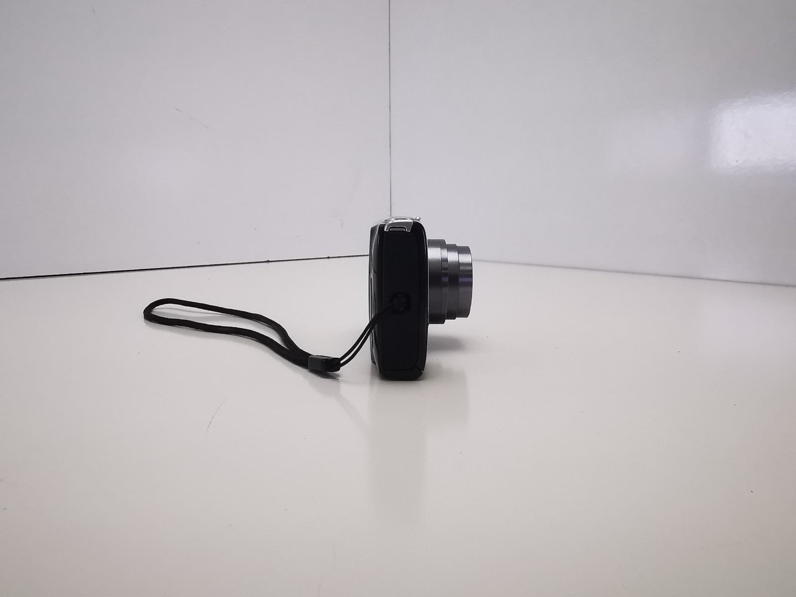 Canon IXUS 160 Digital Camera Red 20 Megapixels 8x Optical Zoom used.vgc
