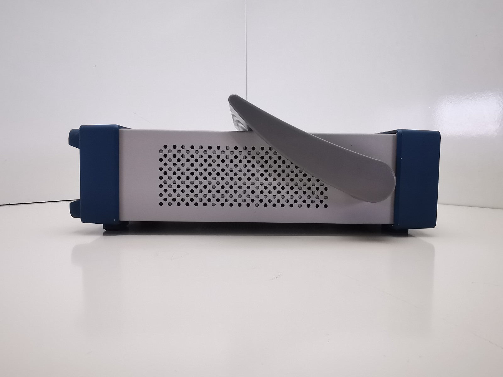 BK Precision 4063 Arbitrary Waveform Generator - Power on Tested only- READ DESC