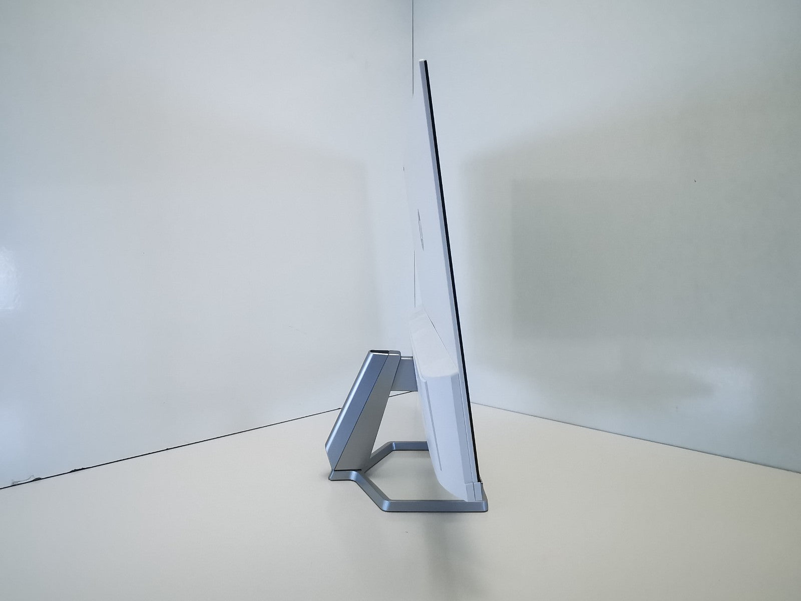 HP M24fw 24" Monitor - 1x VGA / 1x HDMI - Stand Included