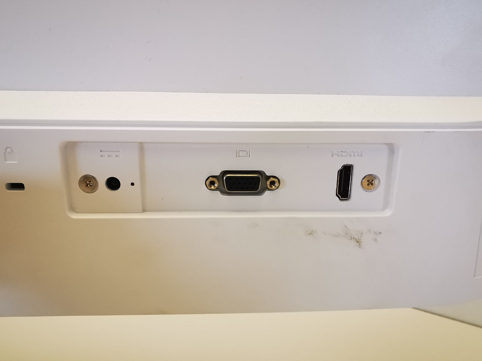 HP M24fw 24" Monitor - 1x VGA / 1x HDMI - Stand Included