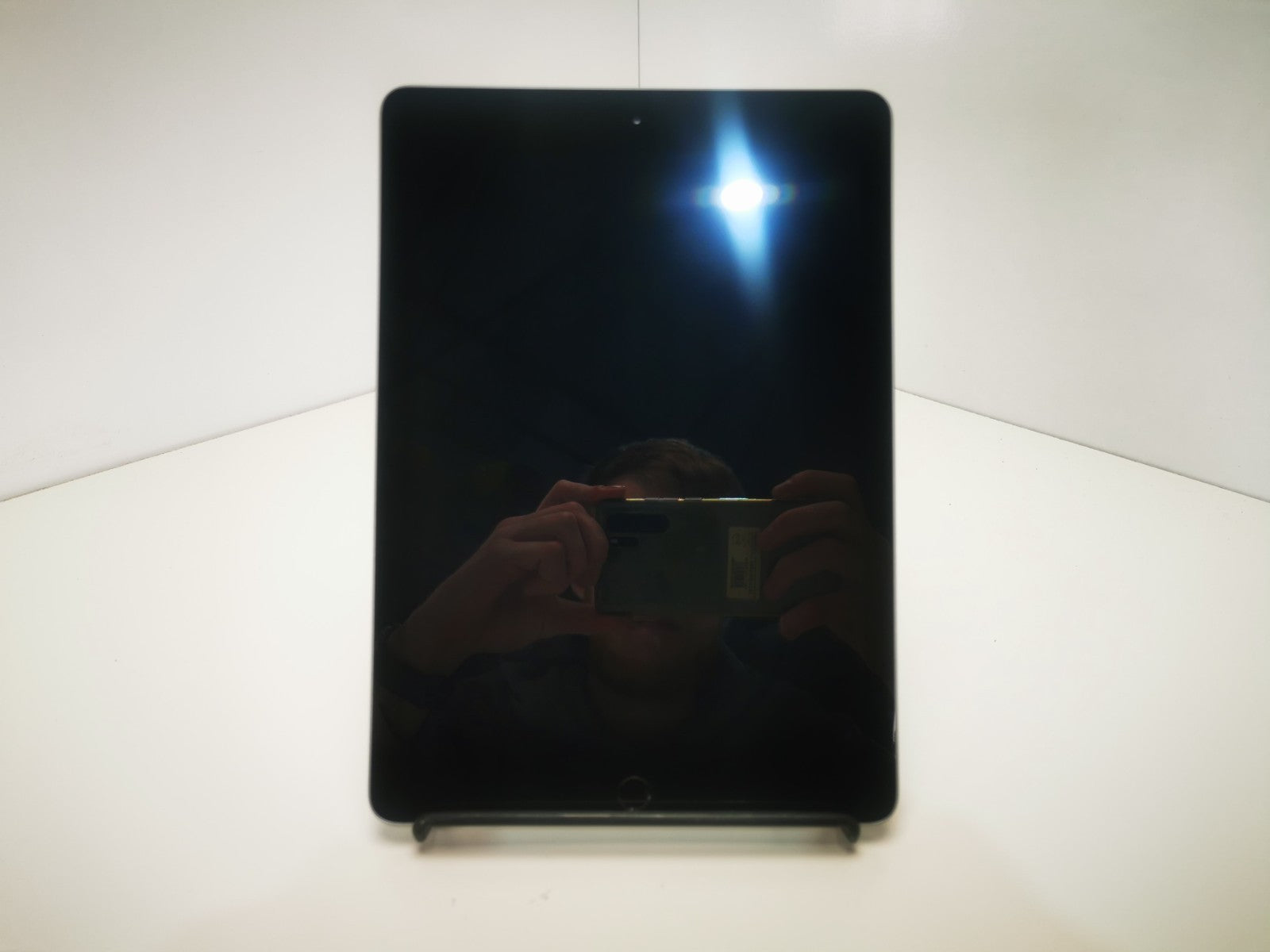 Apple iPad 6th Gen - 9.7"32GB/Wi-Fi/Space Grey/A1893 - Grade A