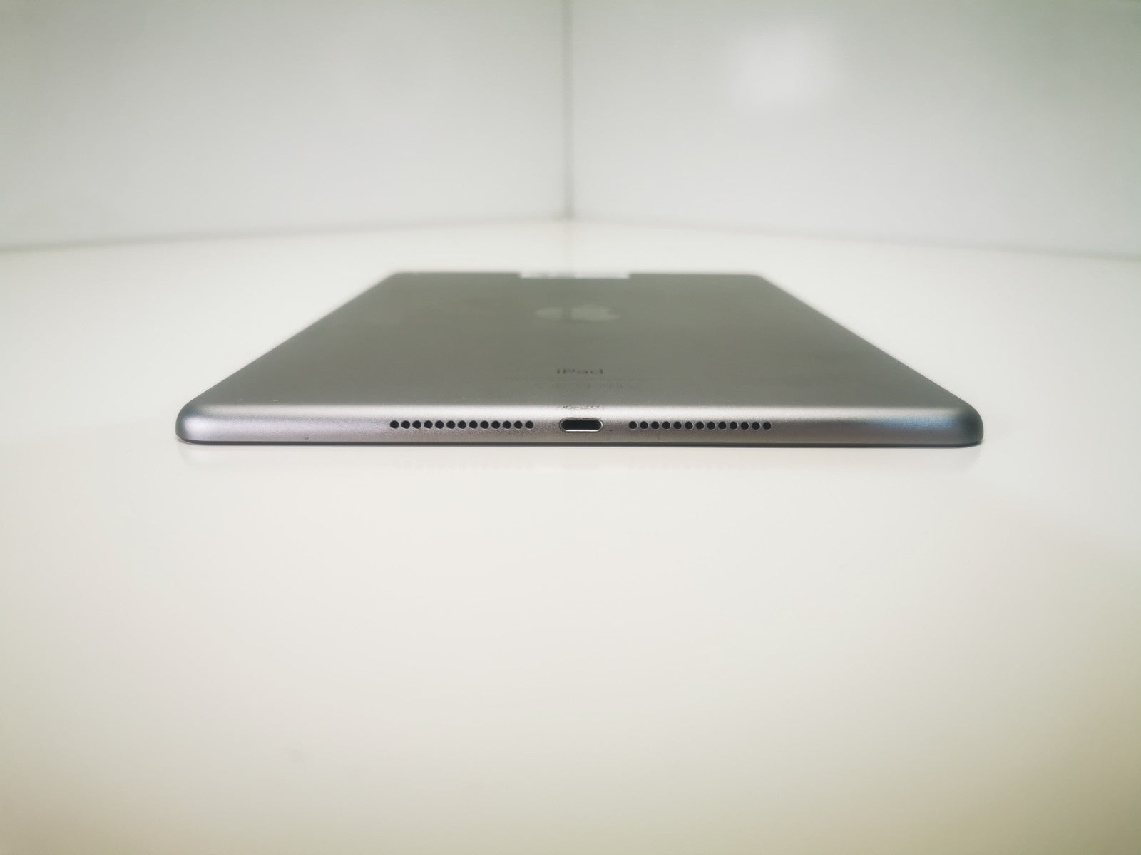 Apple iPad 6th Gen - 9.7"32GB/Wi-Fi/Space Grey/A1893 - Grade A