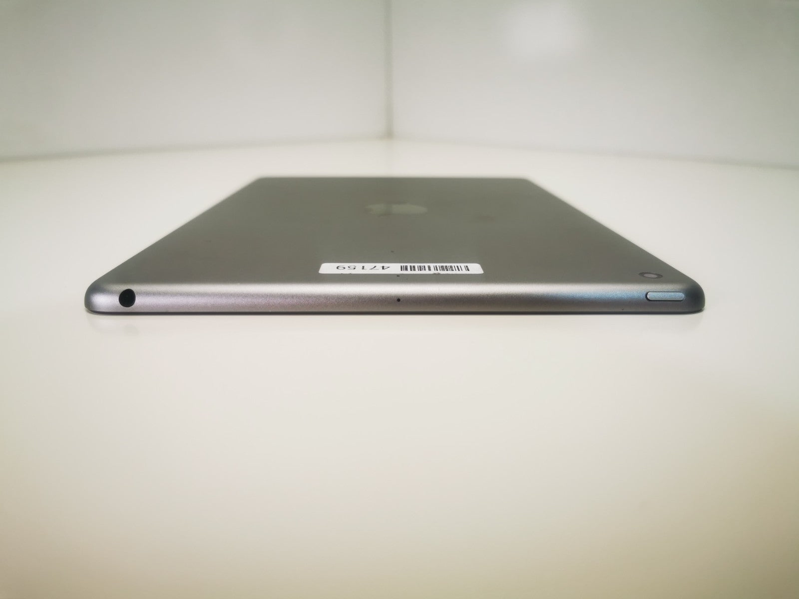 Apple iPad 6th Gen - 9.7"32GB/Wi-Fi/Space Grey/A1893 - Grade A