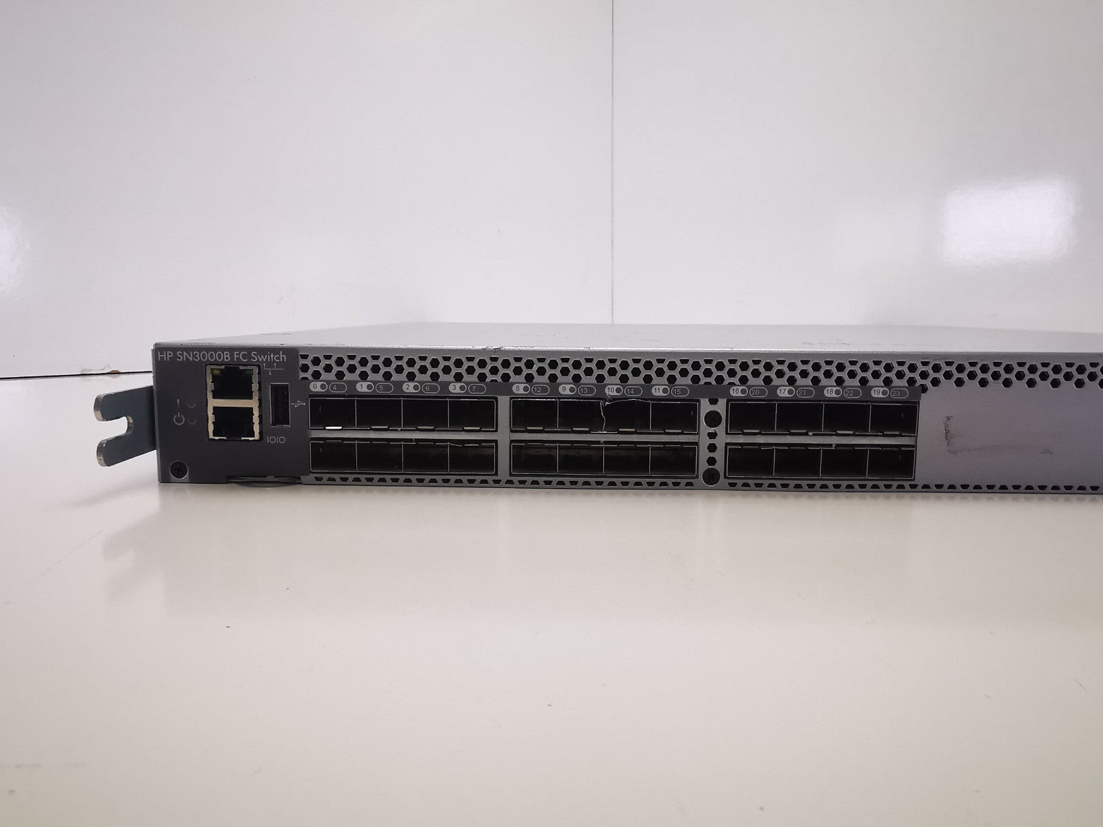 HP SN3000B SFP Fibre Channel Switch - Rack Ears Included
