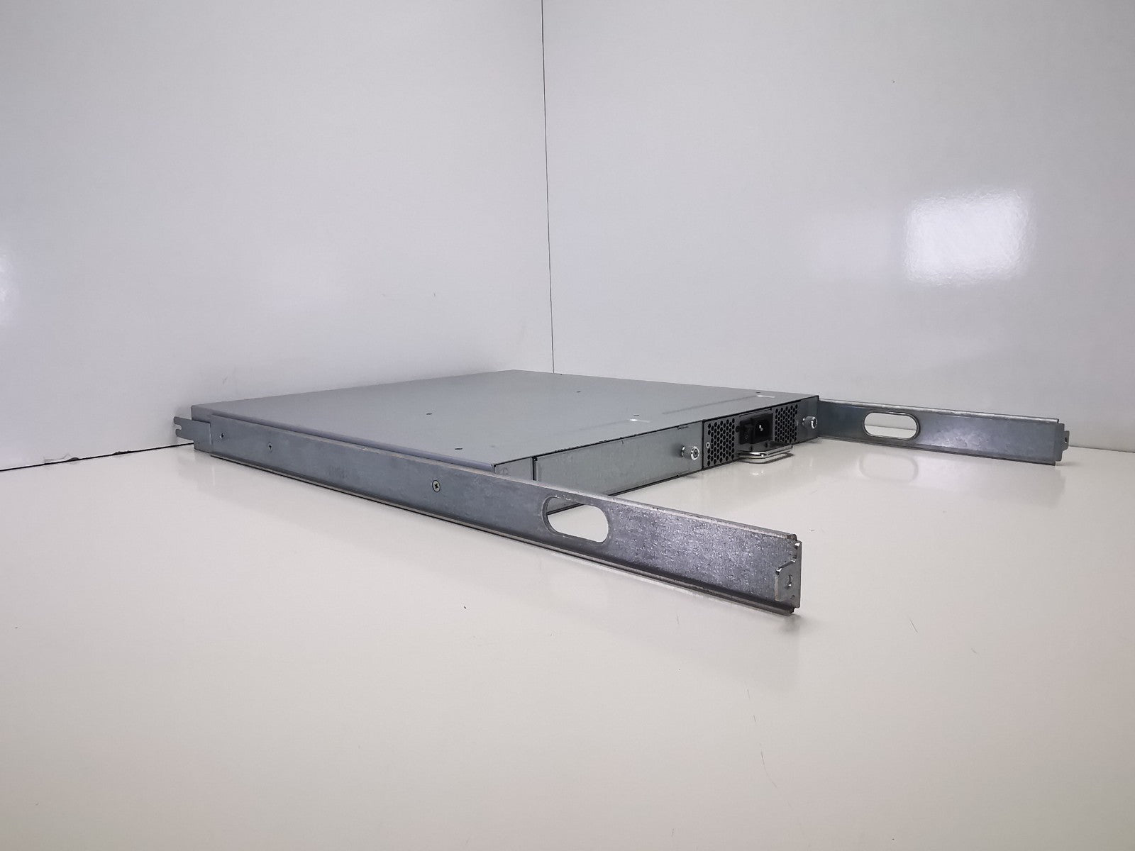 HP SN3000B SFP Fibre Channel Switch - Rack Ears Included