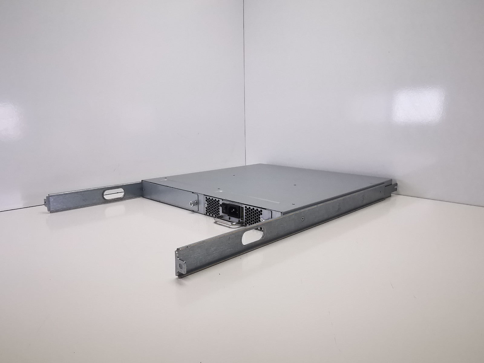 HP SN3000B SFP Fibre Channel Switch - Rack Ears Included